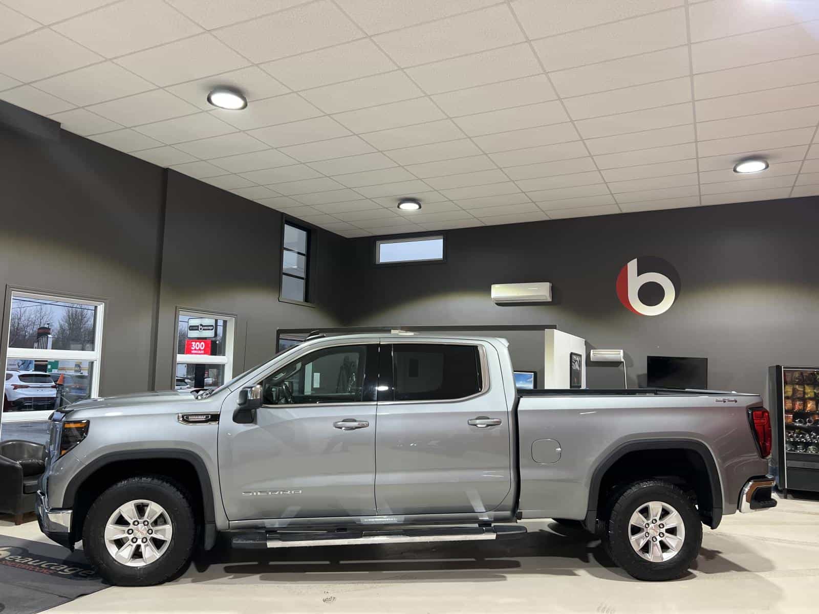 2024 GMC Sierra 1500 SLE - Image 4