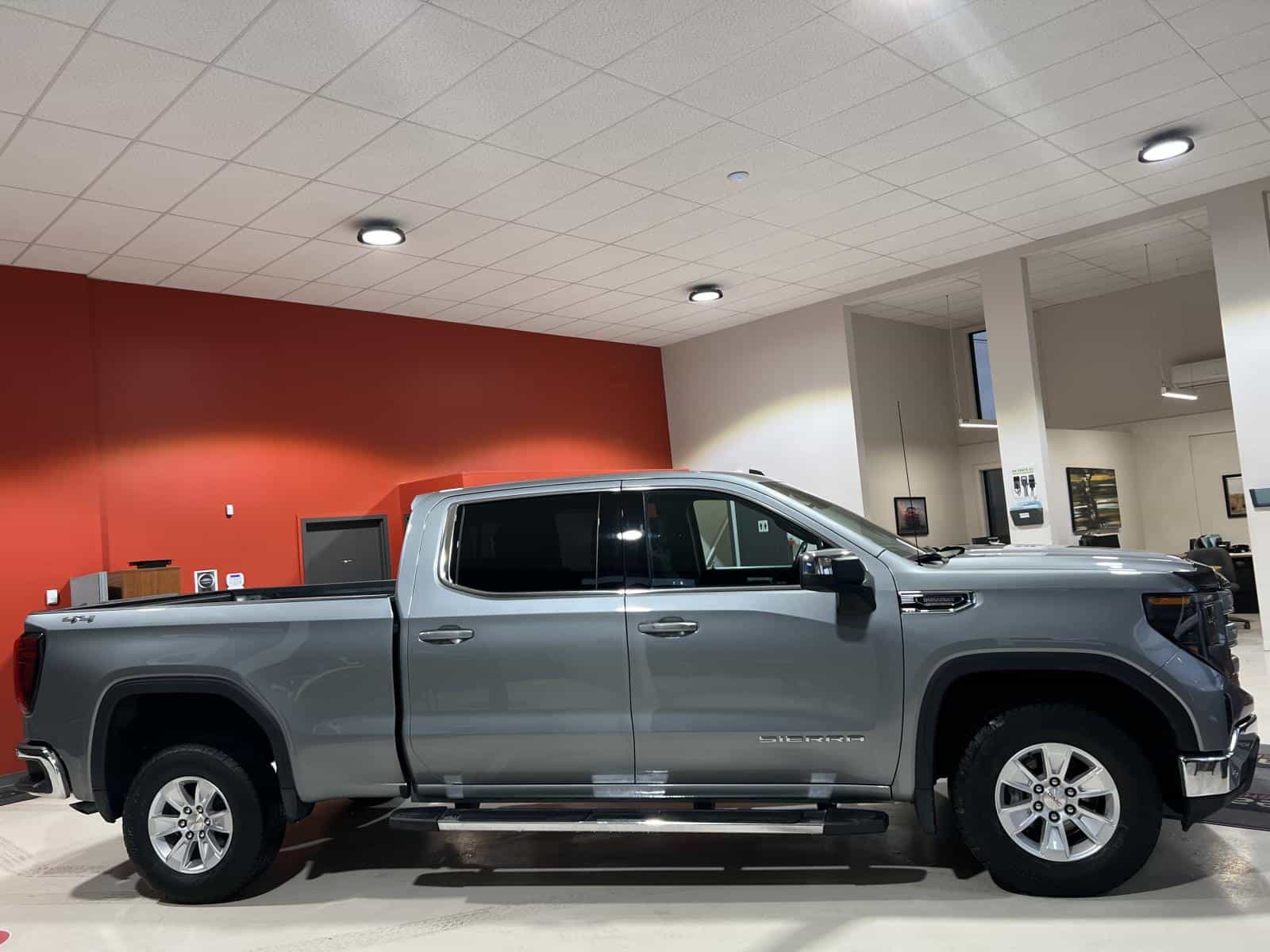 2024 GMC Sierra 1500 SLE - Image 9