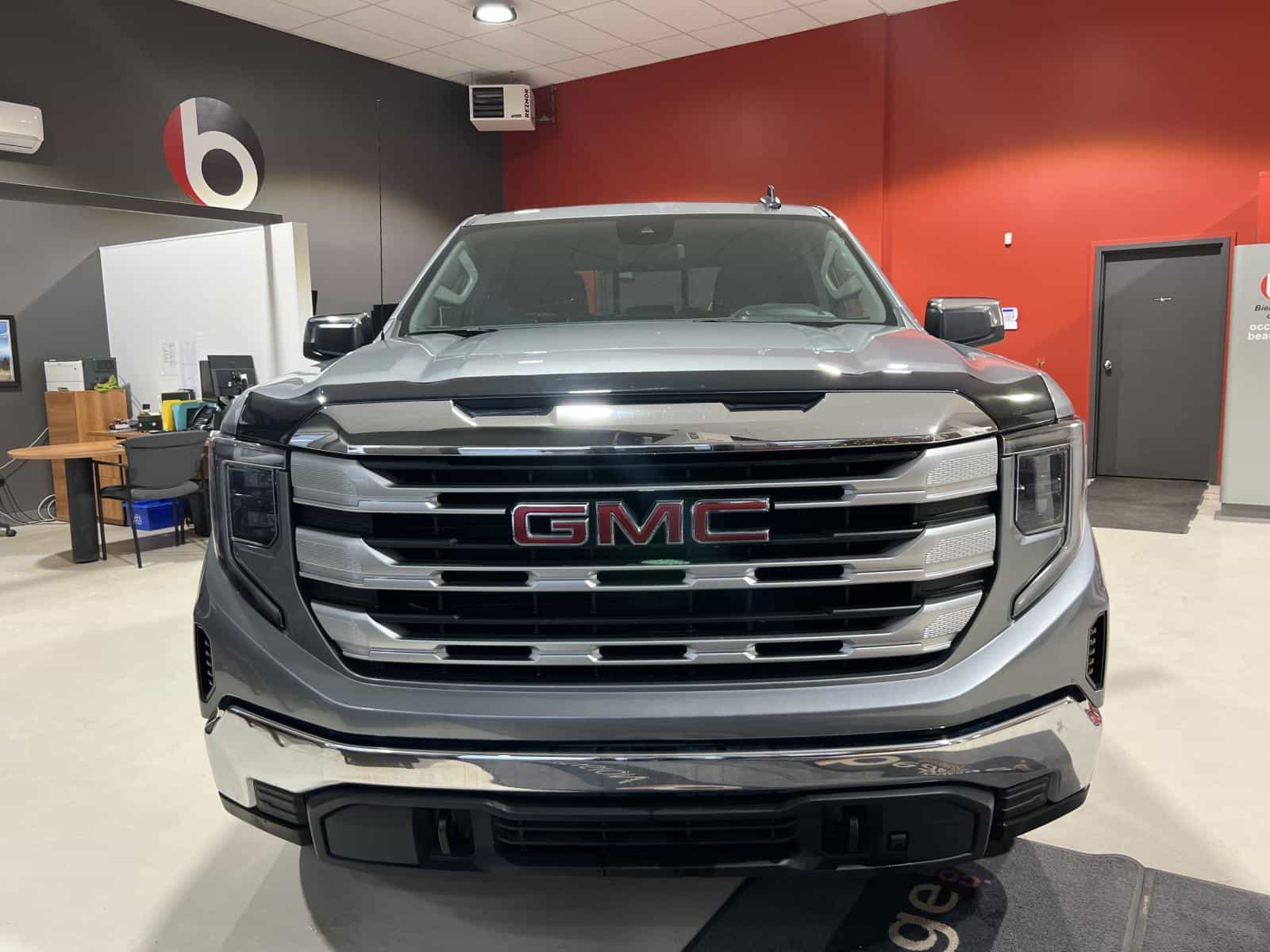 2024 GMC Sierra 1500 SLE - Image 12