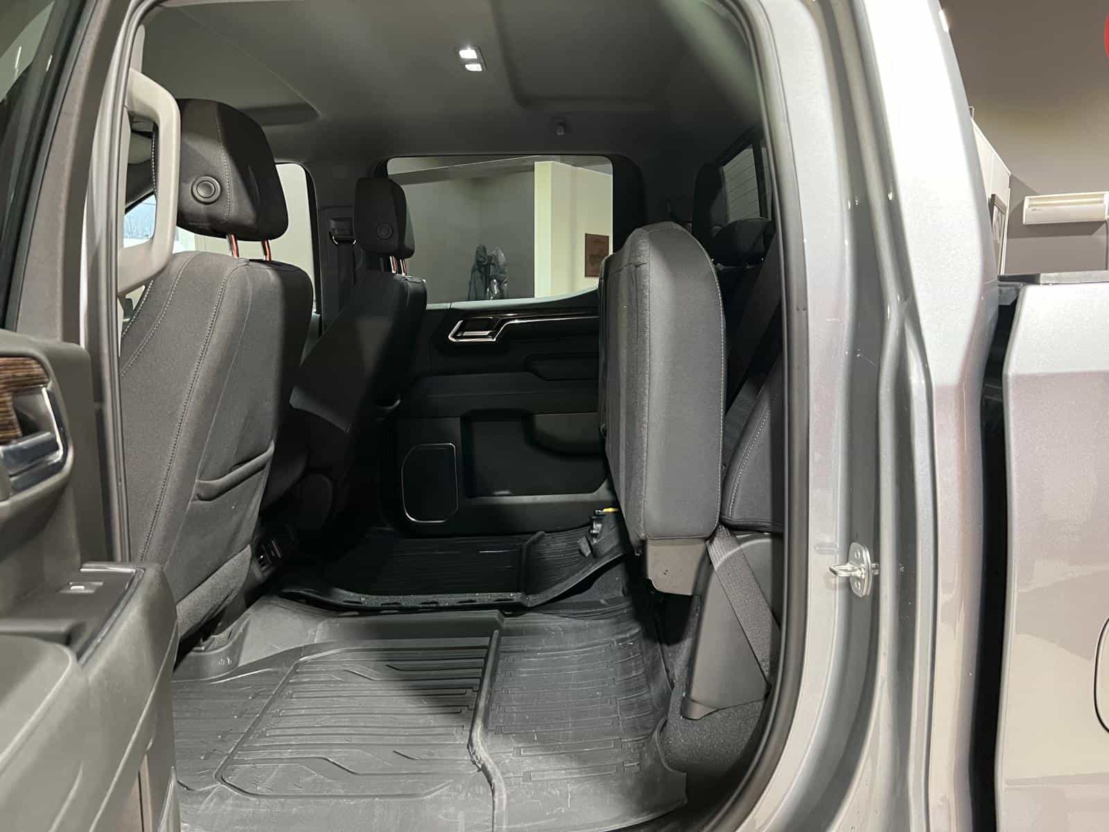 2024 GMC Sierra 1500 SLE - Image 13