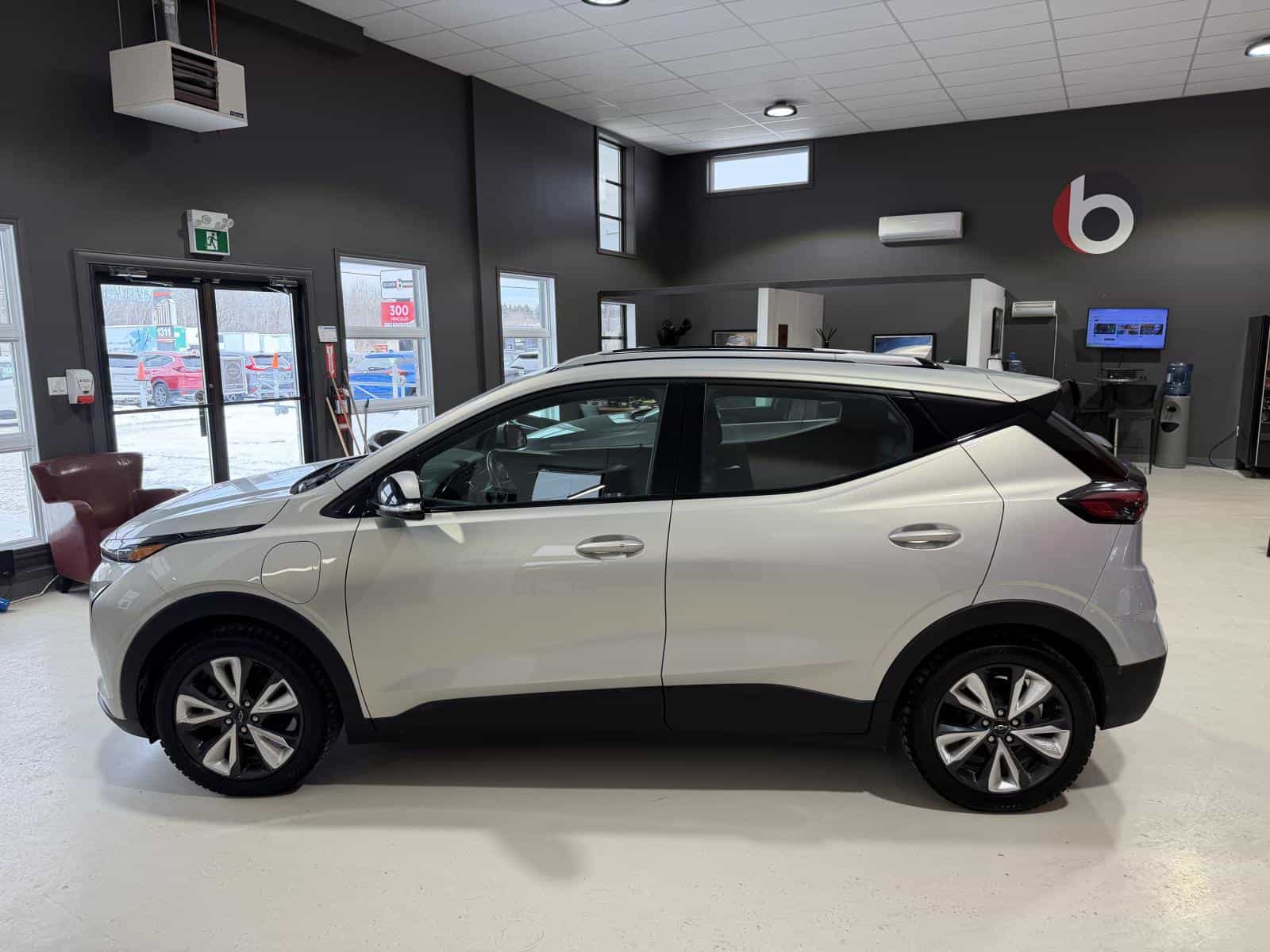 2023 Chevrolet Bolt EUV LT - Image 3