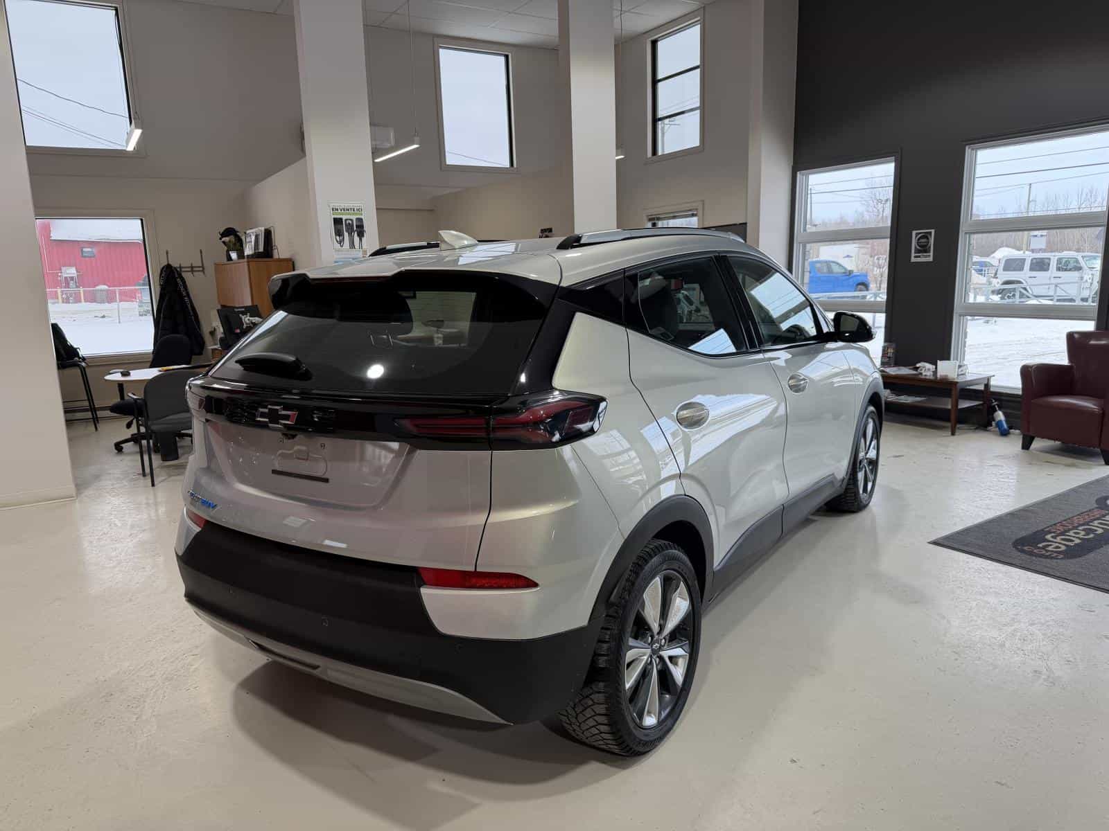 2023 Chevrolet Bolt EUV LT - Image 8