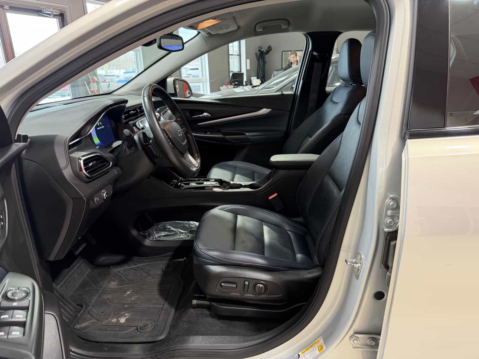 2023 Chevrolet Bolt EUV LT - Image 15