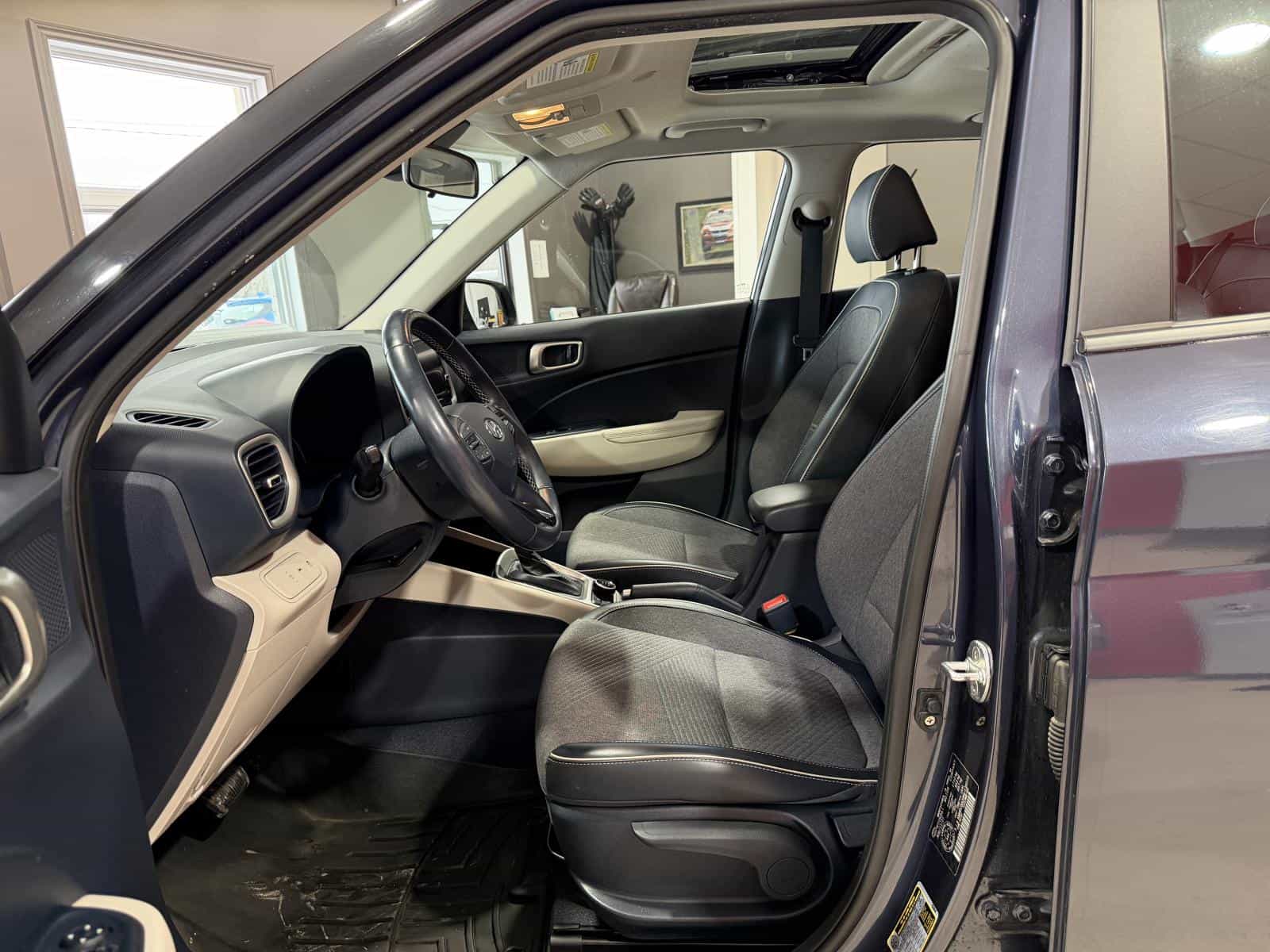 2022 Hyundai Venue Ultimate Denim - Image 15