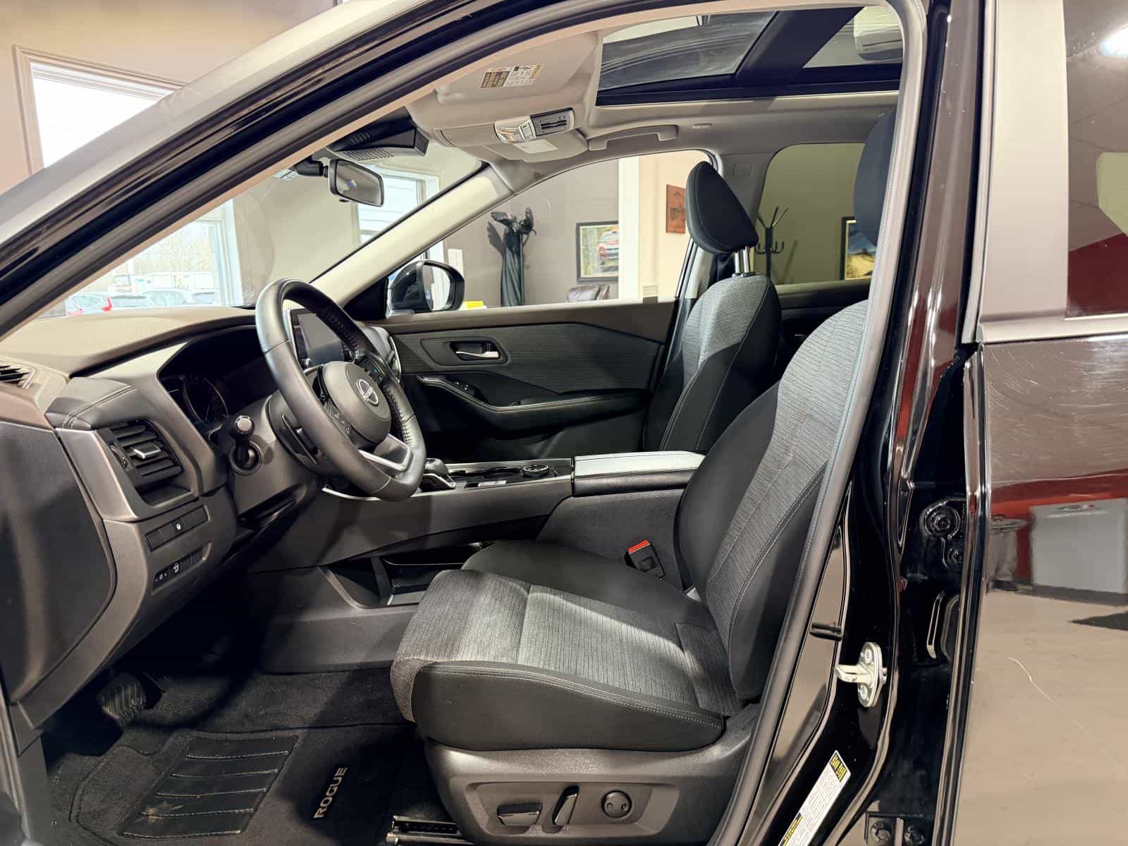 2023 Nissan Rogue SV - Image 13