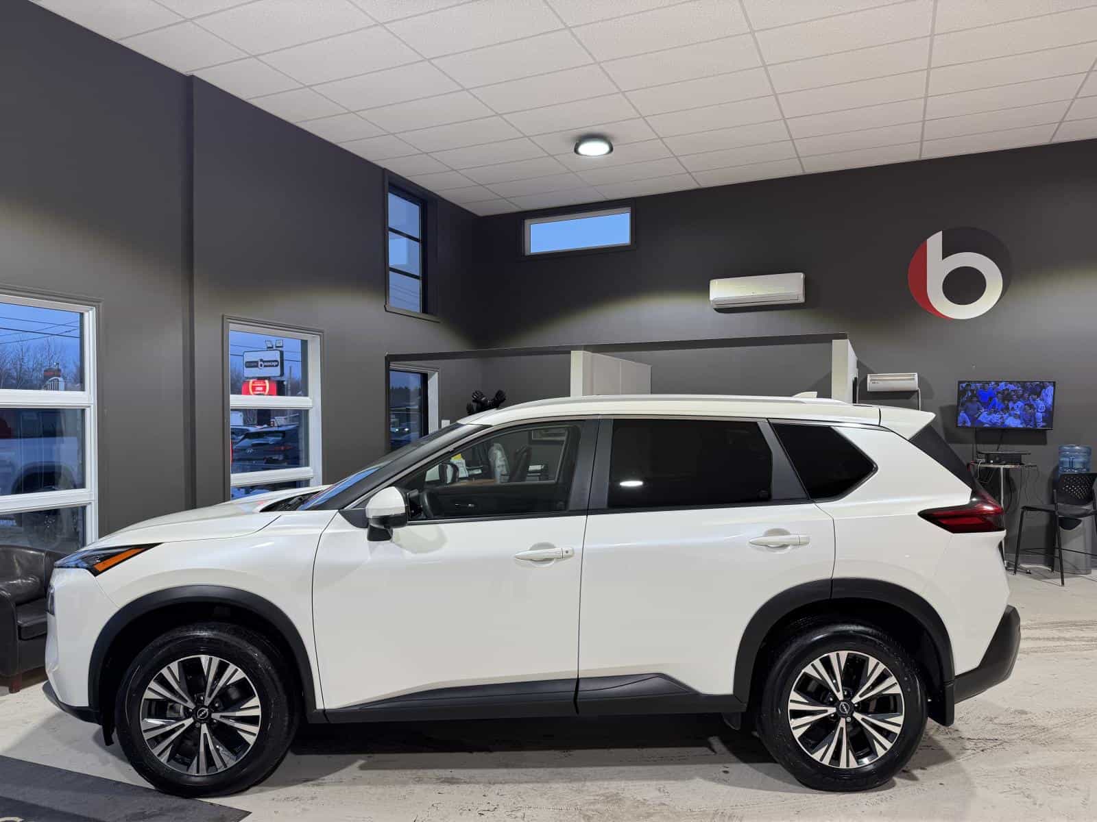 2023 Nissan Rogue SV - Image 3