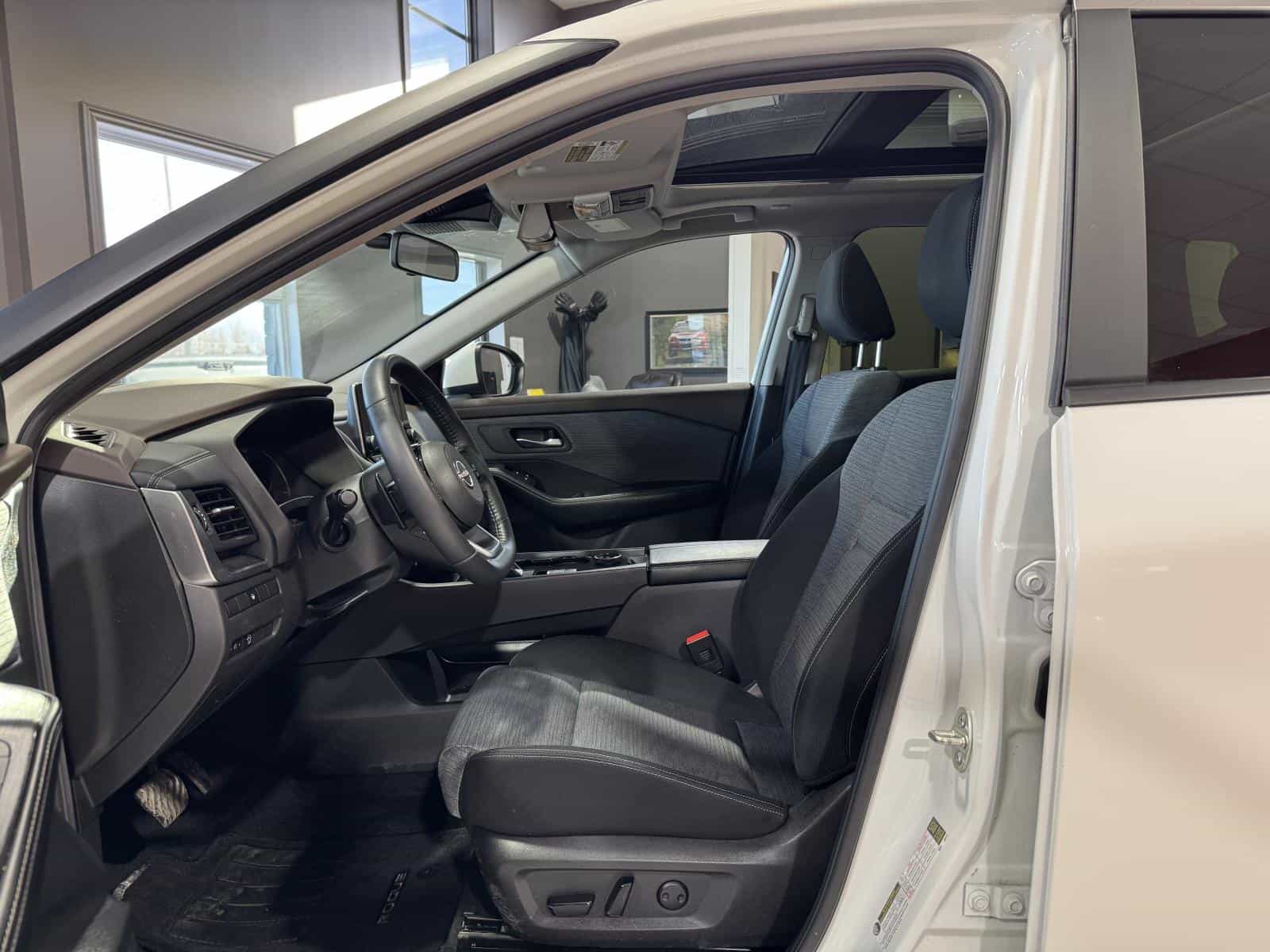 2023 Nissan Rogue SV - Image 14