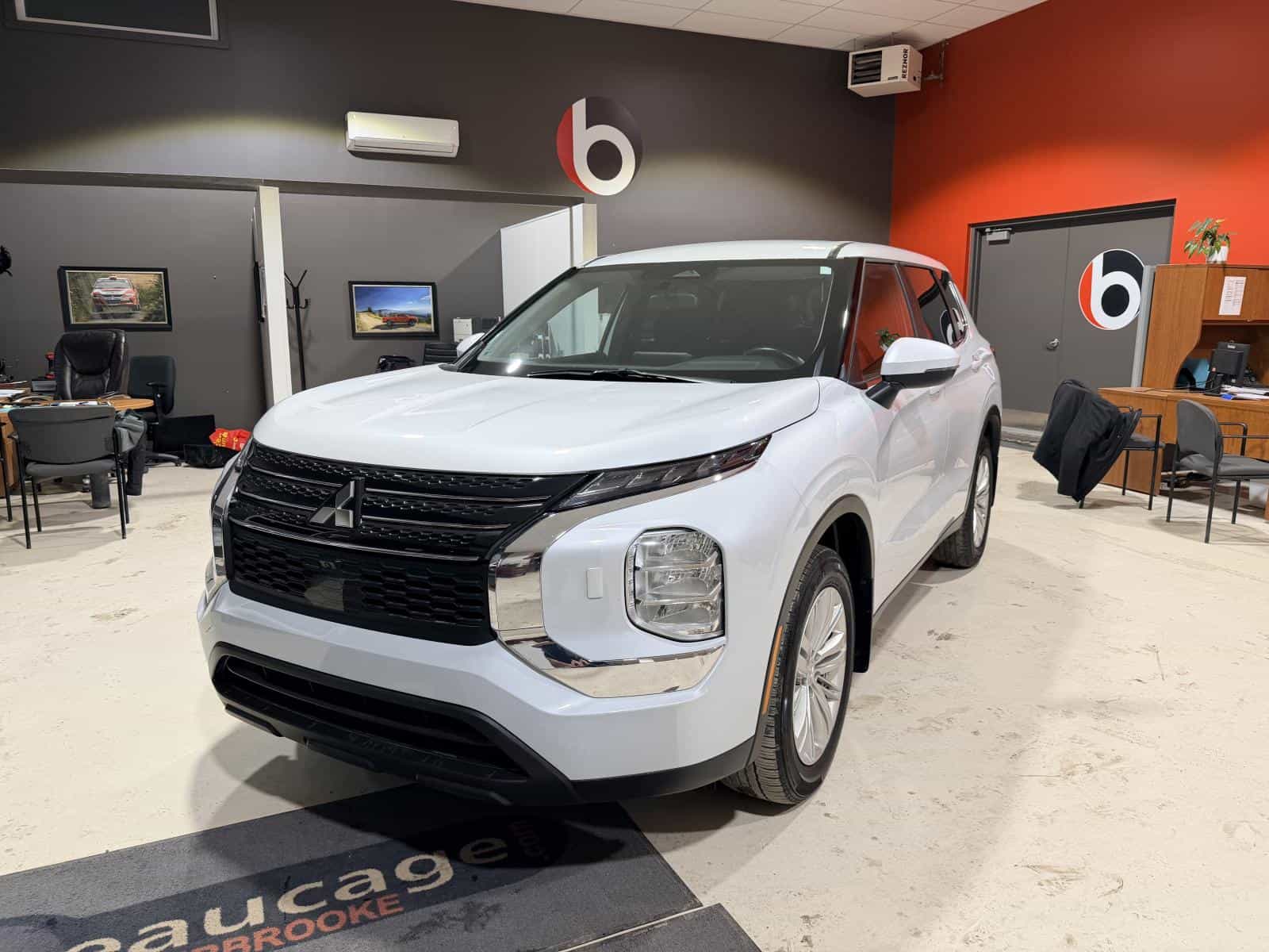 2024 Mitsubishi Outlander ES - Image 1