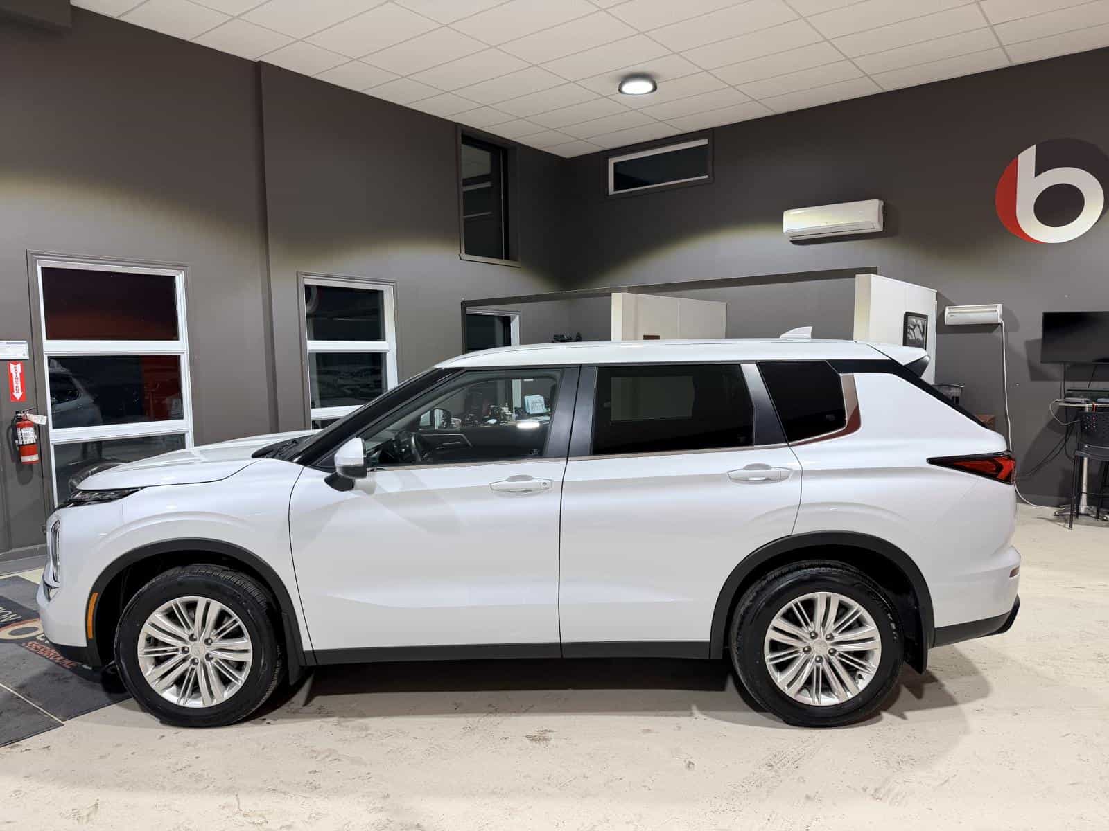 Image 3 Mitsubishi Outlander ES 2024