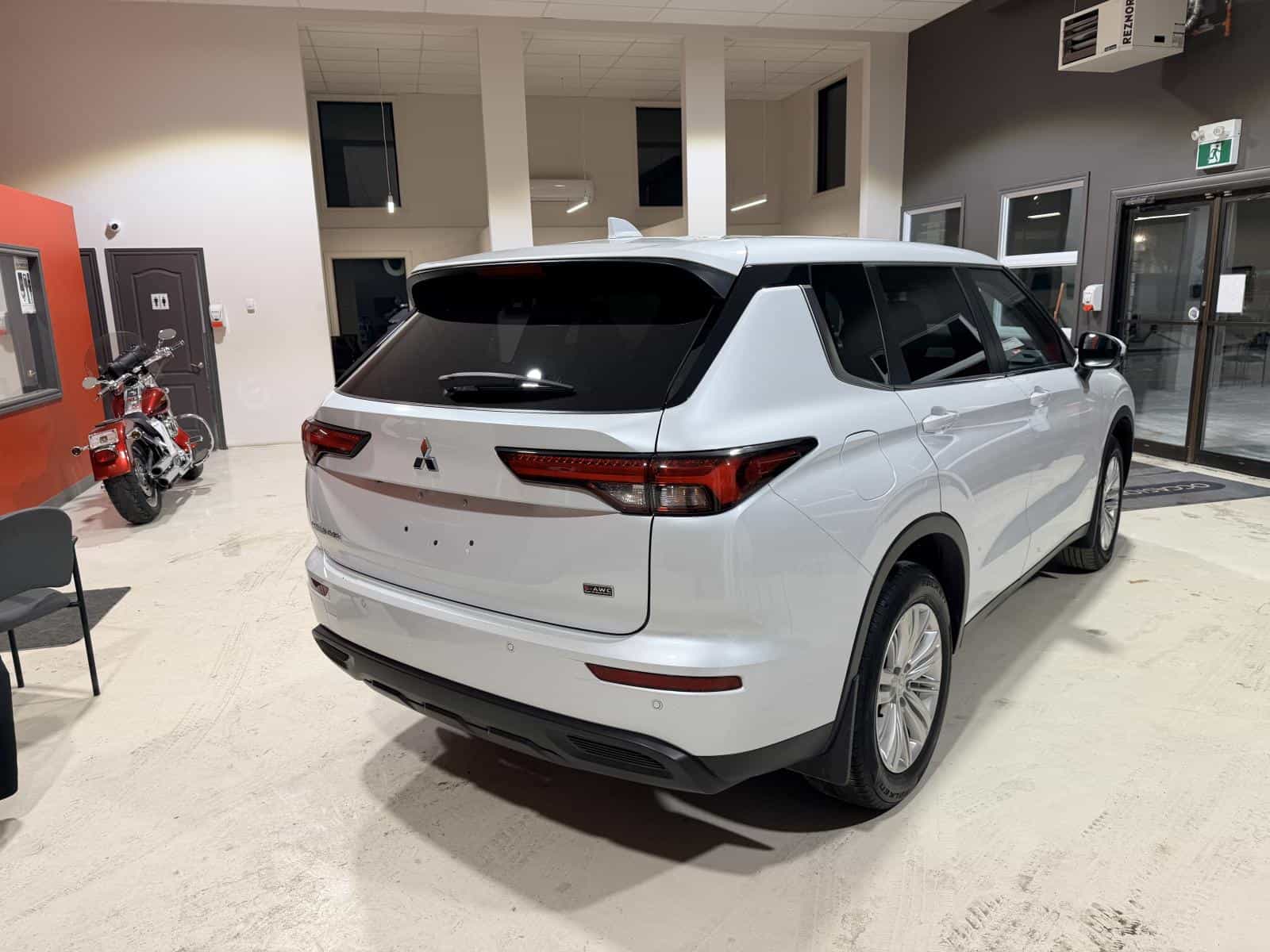 2024 Mitsubishi Outlander ES - Image 8