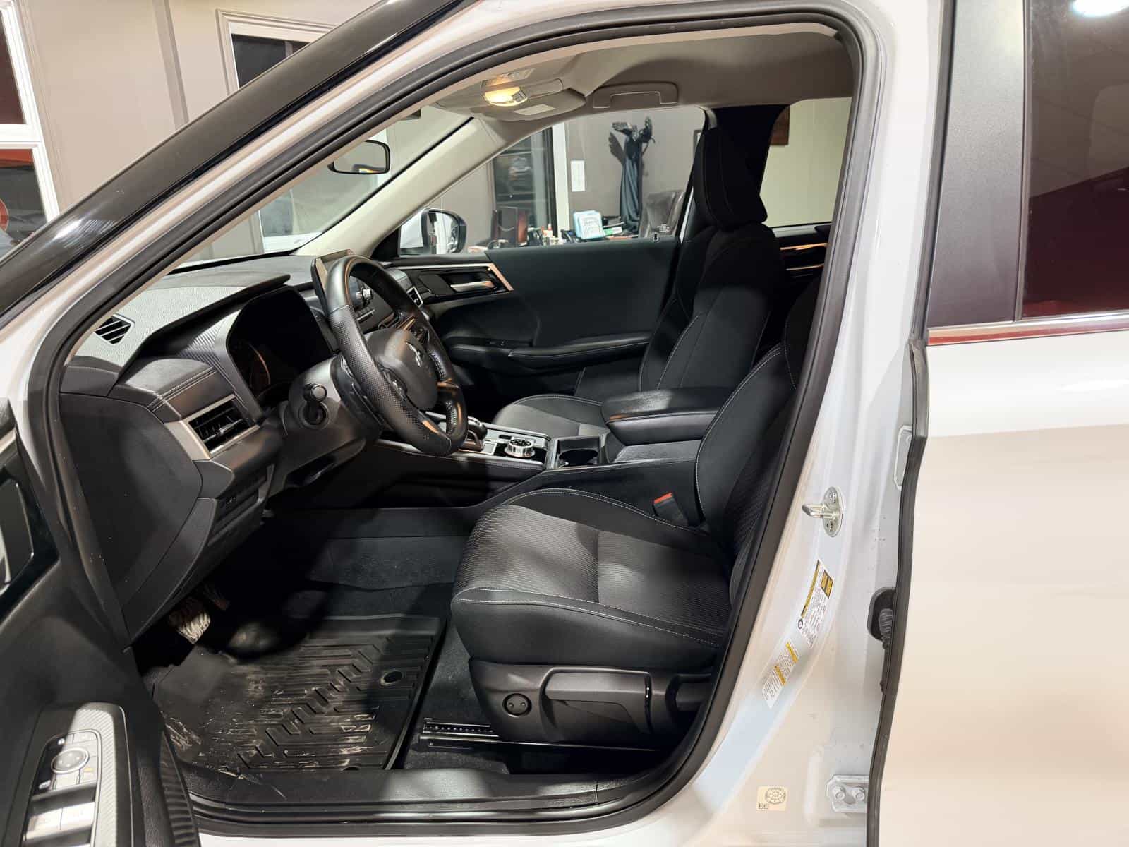 Image 15 Mitsubishi Outlander ES 2024