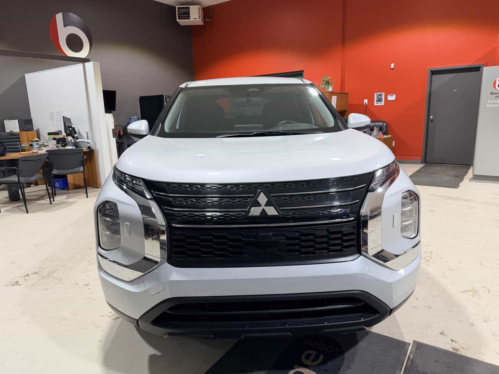 2024 Mitsubishi Outlander ES - Image 12