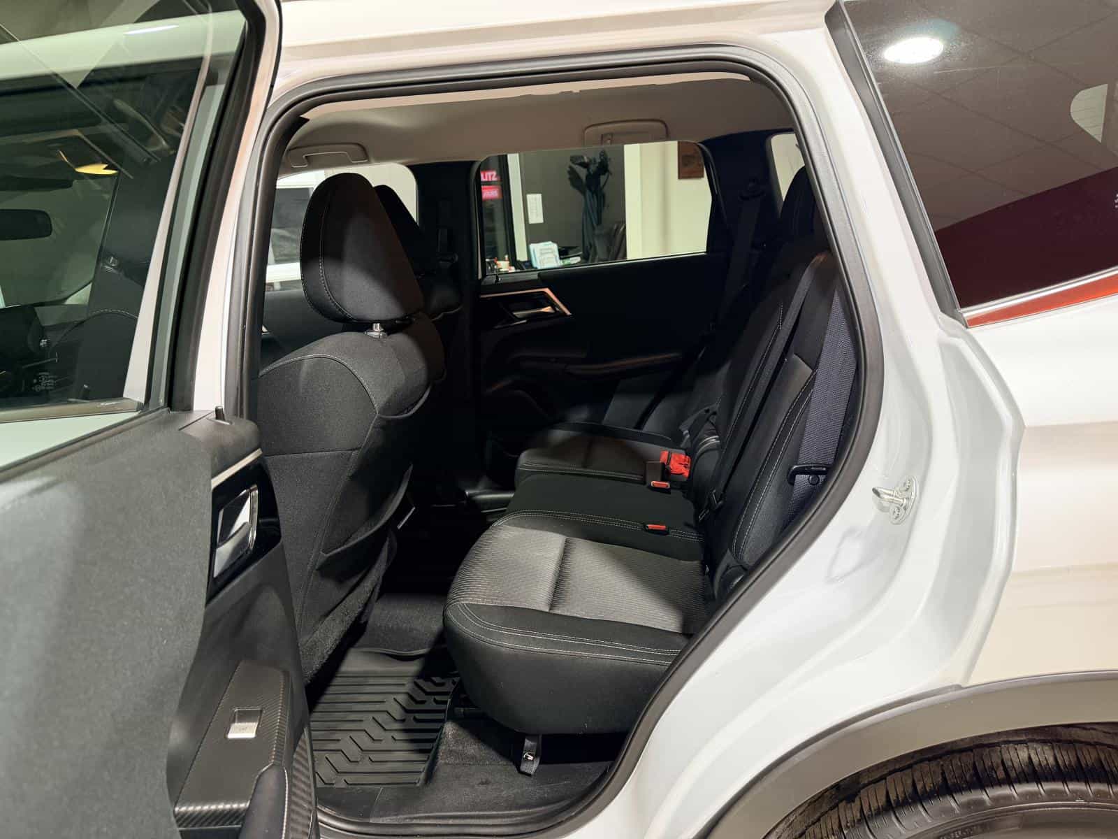 2024 Mitsubishi Outlander ES - Image 13