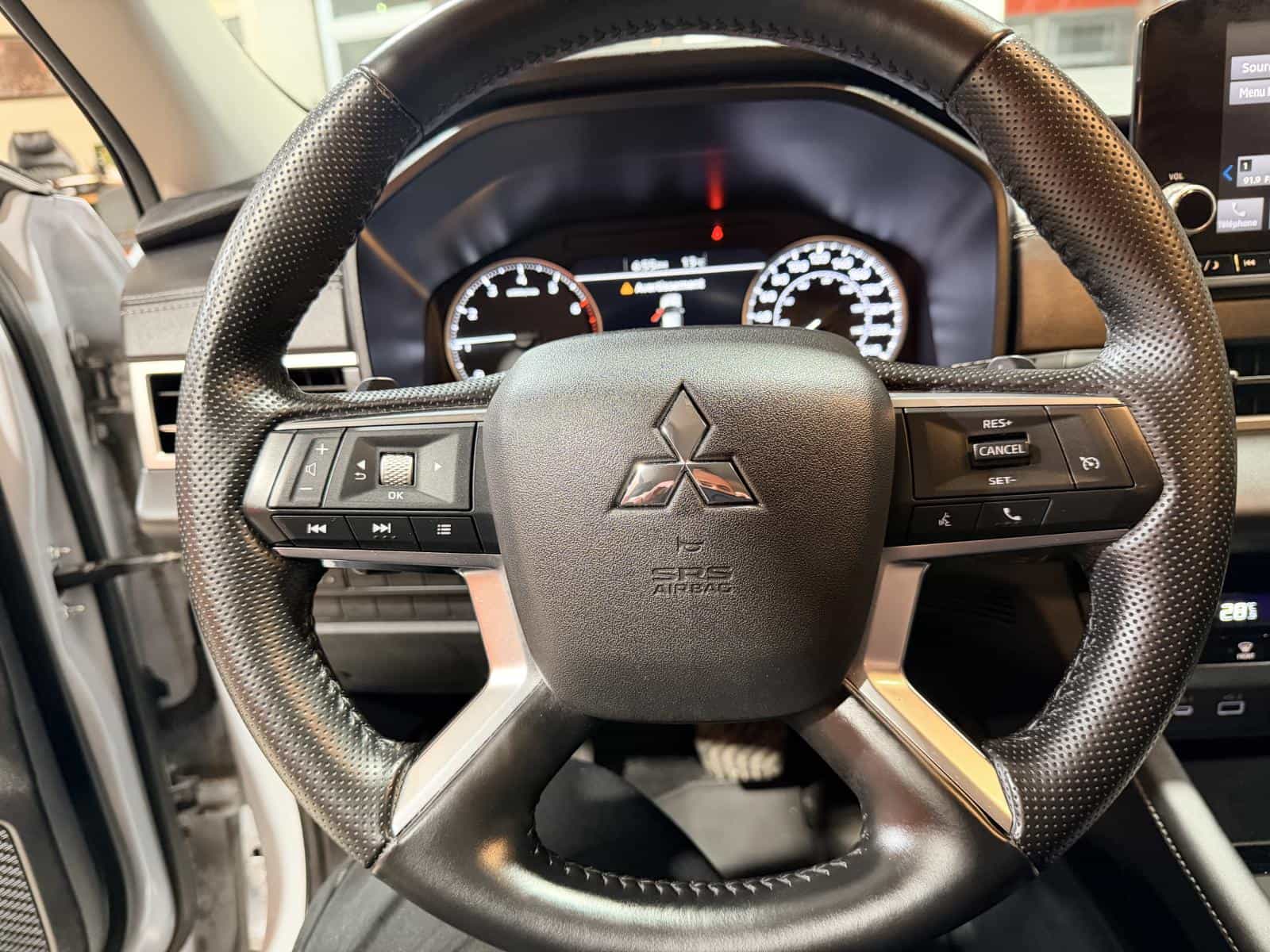 2024 Mitsubishi Outlander ES - Image 17