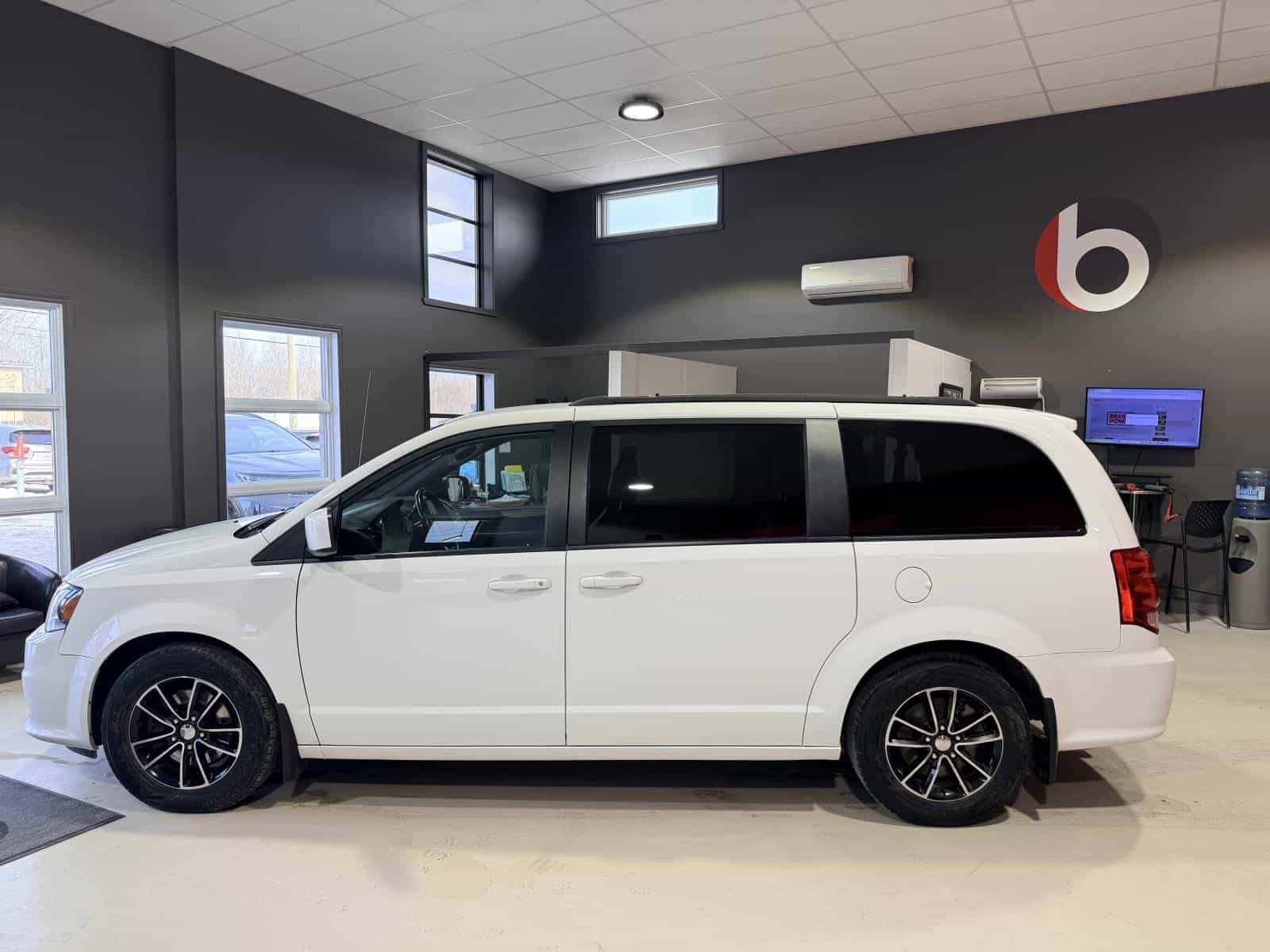 2018 Dodge Grand Caravan GT - Image 2