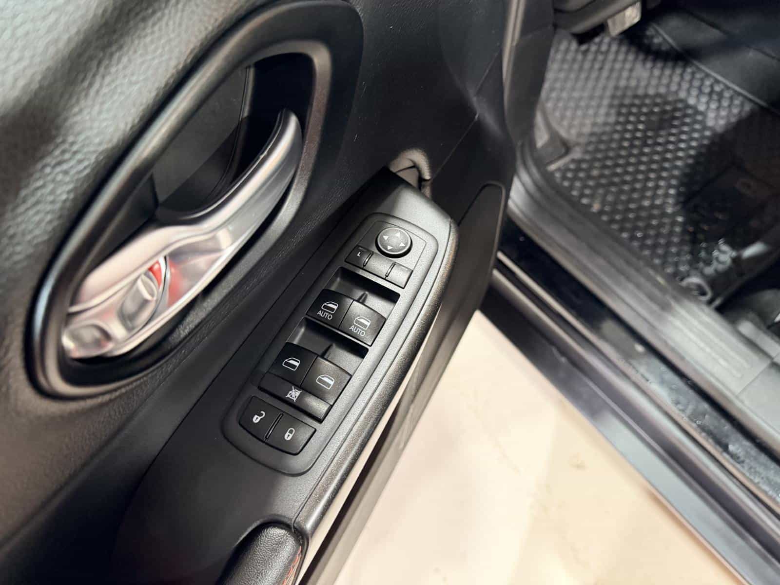 2021 Jeep Cherokee Trailhawk - Image 16