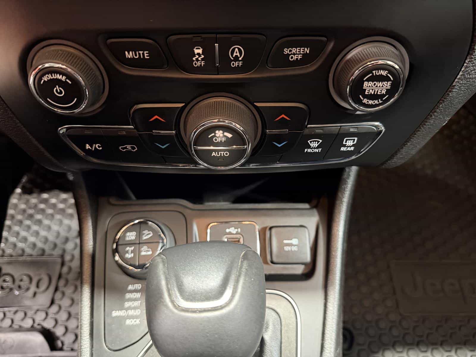 2021 Jeep Cherokee Trailhawk - Image 27