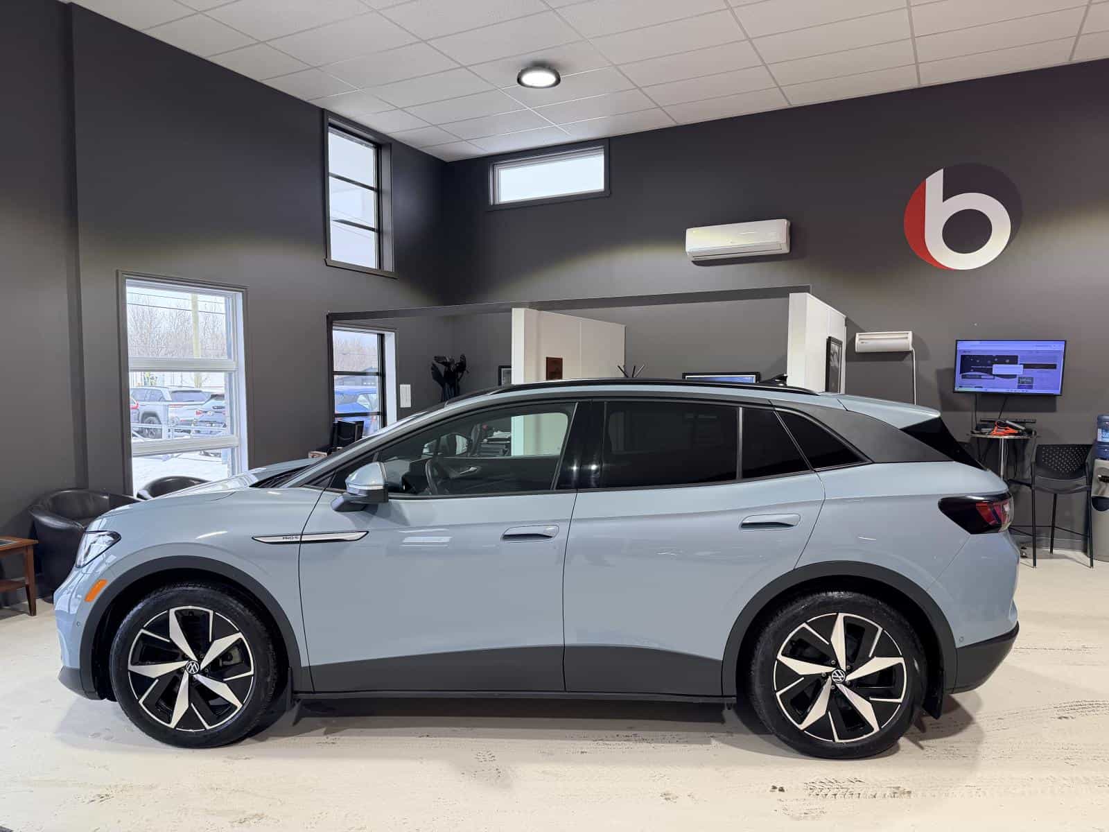 2024 Volkswagen ID.4 Pro - Image 3