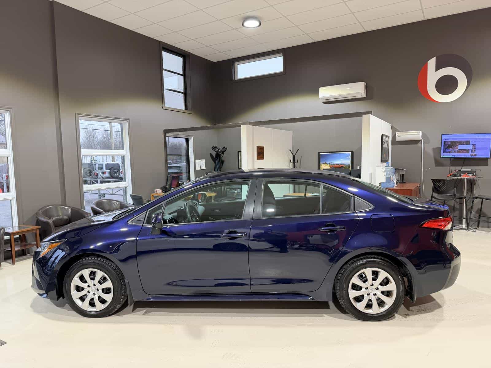 2021 Toyota Corolla LE - Image 3