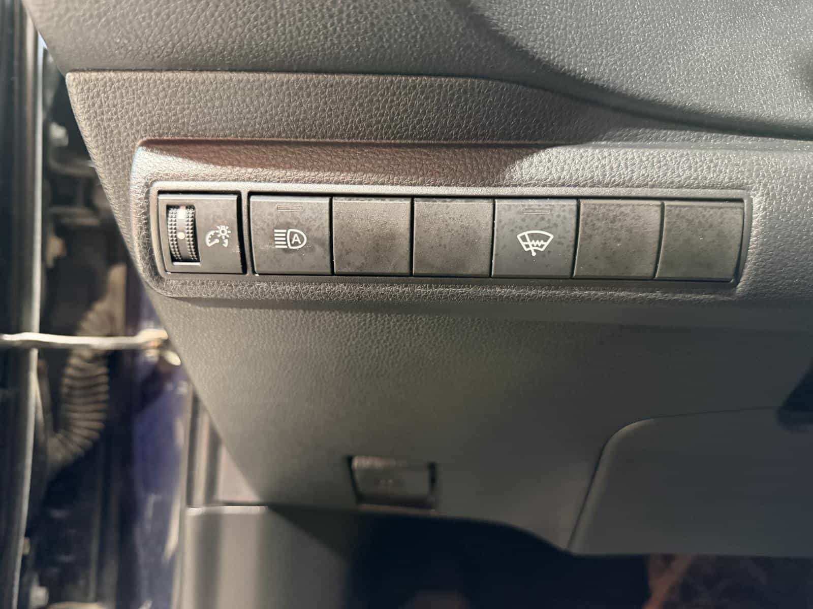 2021 Toyota Corolla LE - Image 24