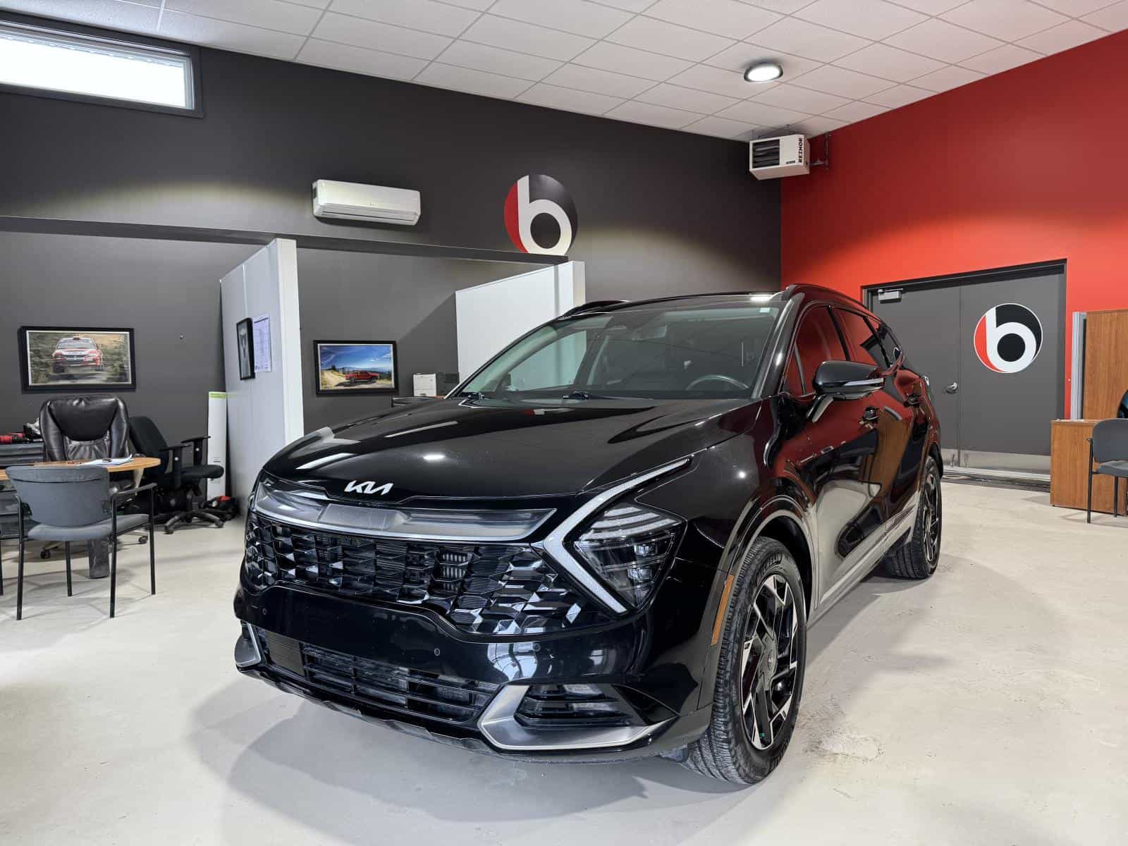 2023 Kia Sportage SX PHEV - Image 1