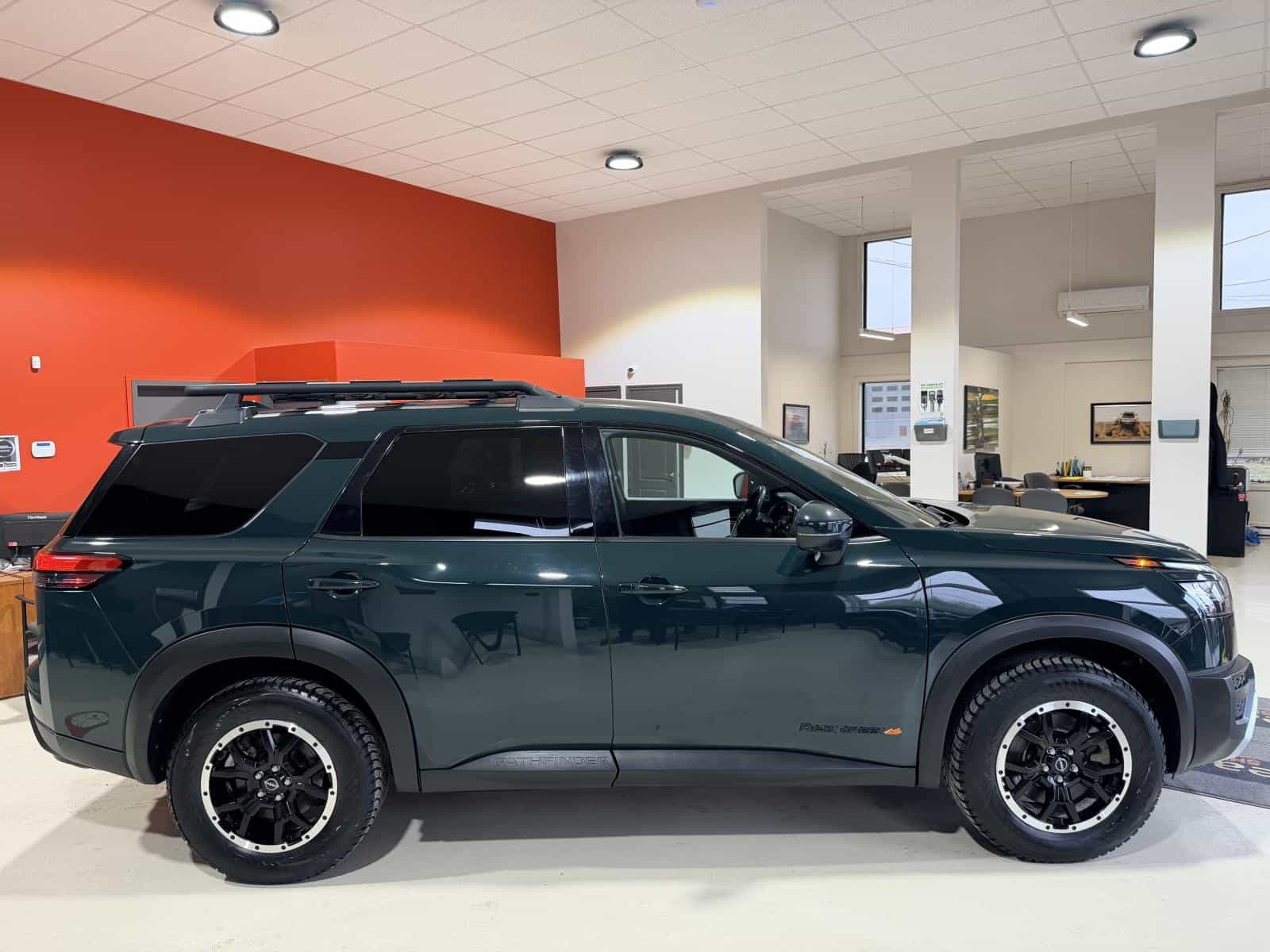 2023 Nissan Pathfinder SV - Image 9