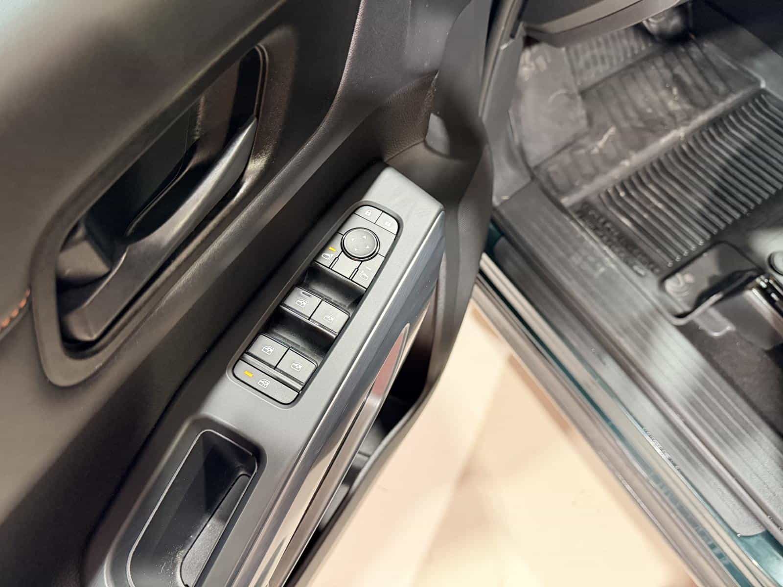 2023 Nissan Pathfinder SV - Image 16