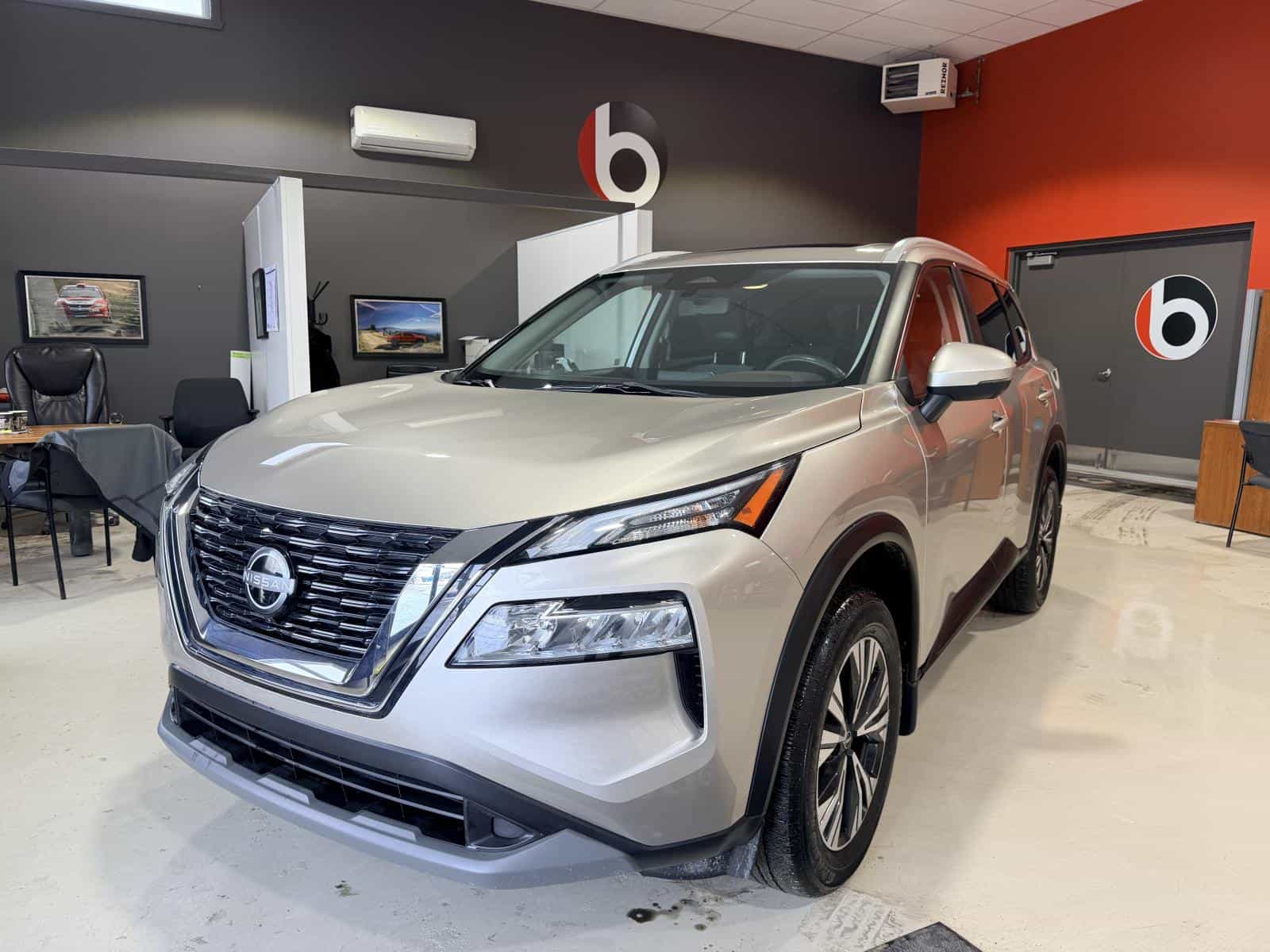 2023 Nissan Rogue SV Moonroof - Image 1