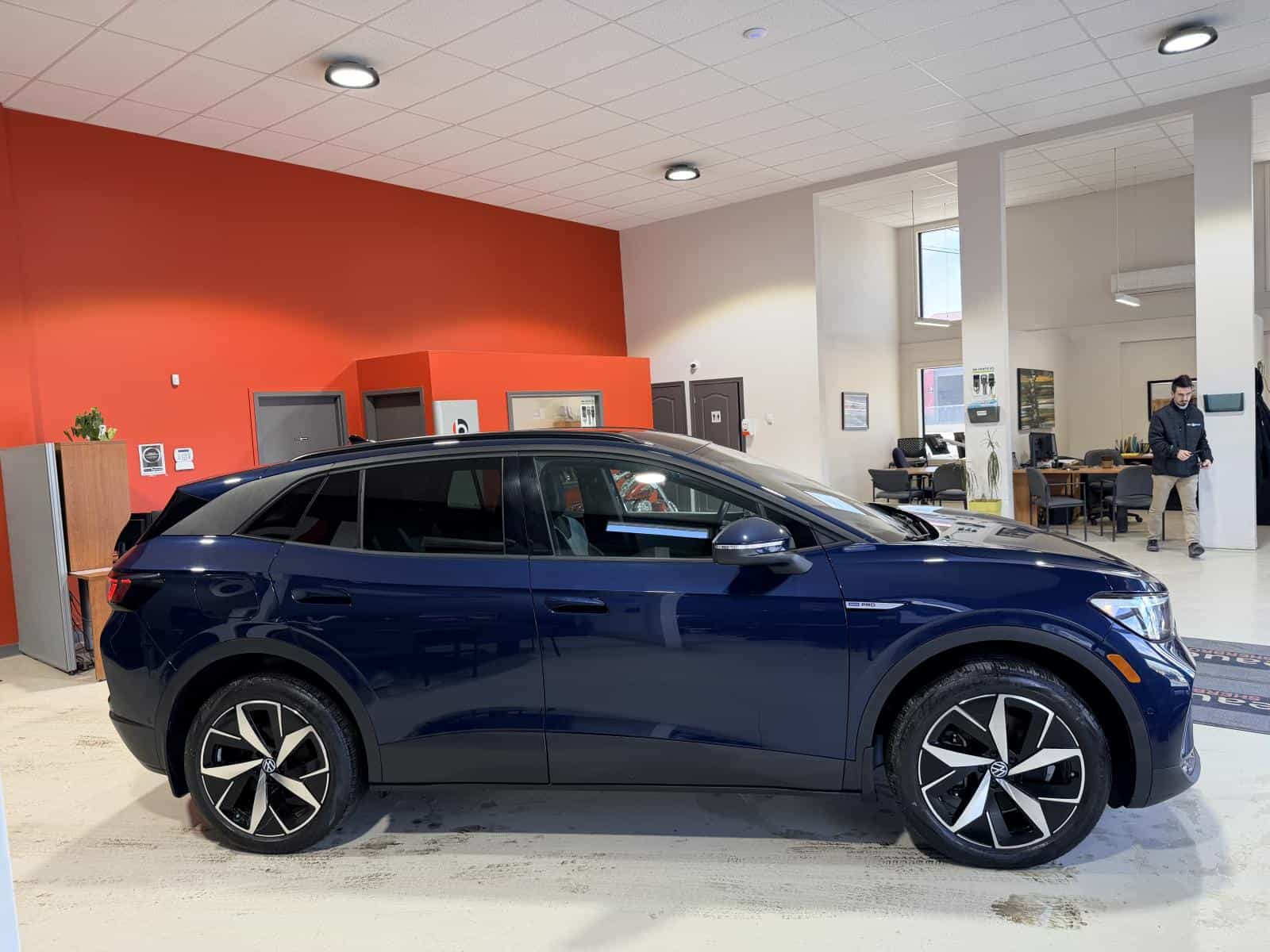 2023 Volkswagen ID.4 Pro - Image 9