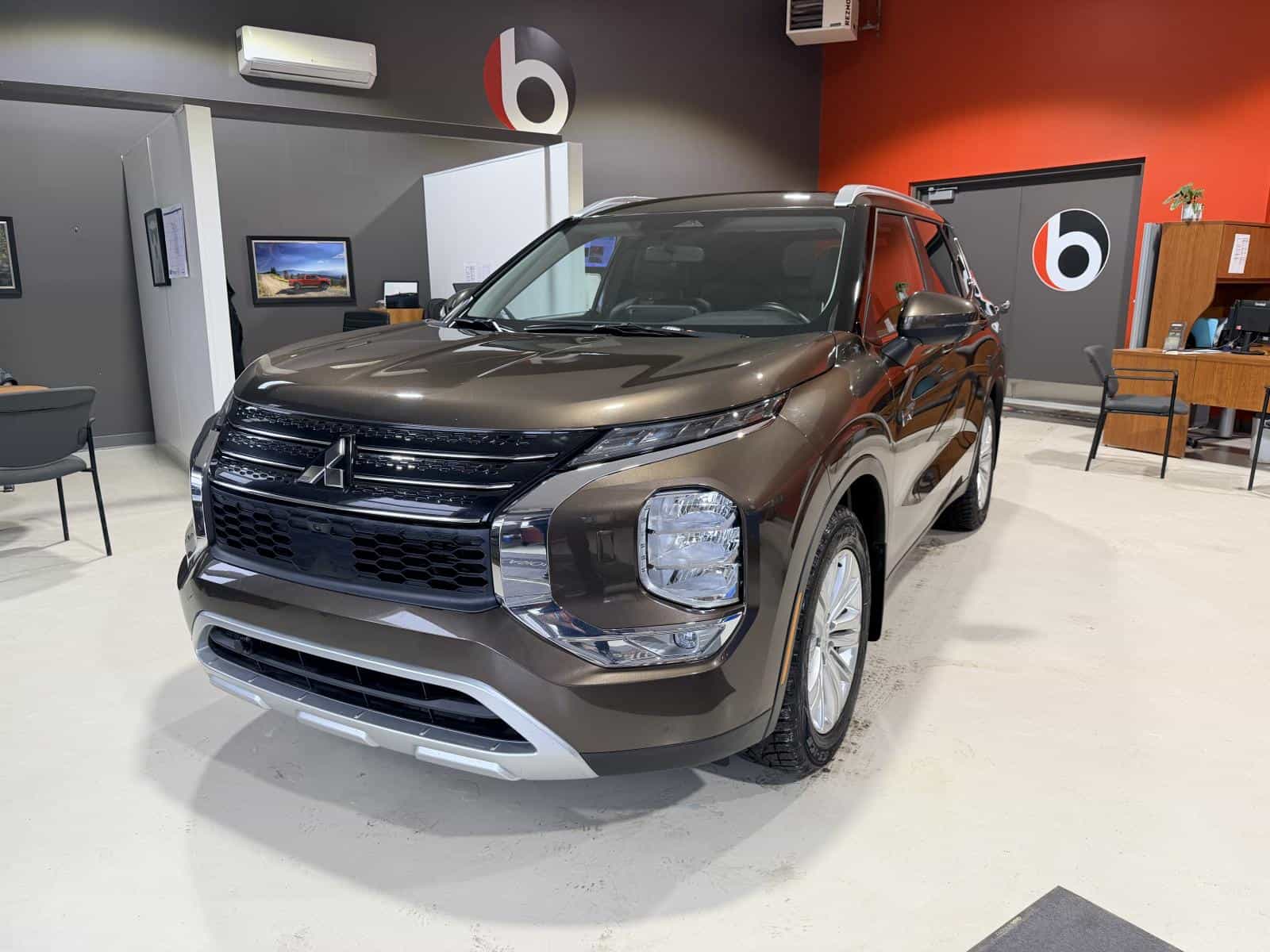 Image 1 Mitsubishi Outlander Plug-In Hybrid 2024