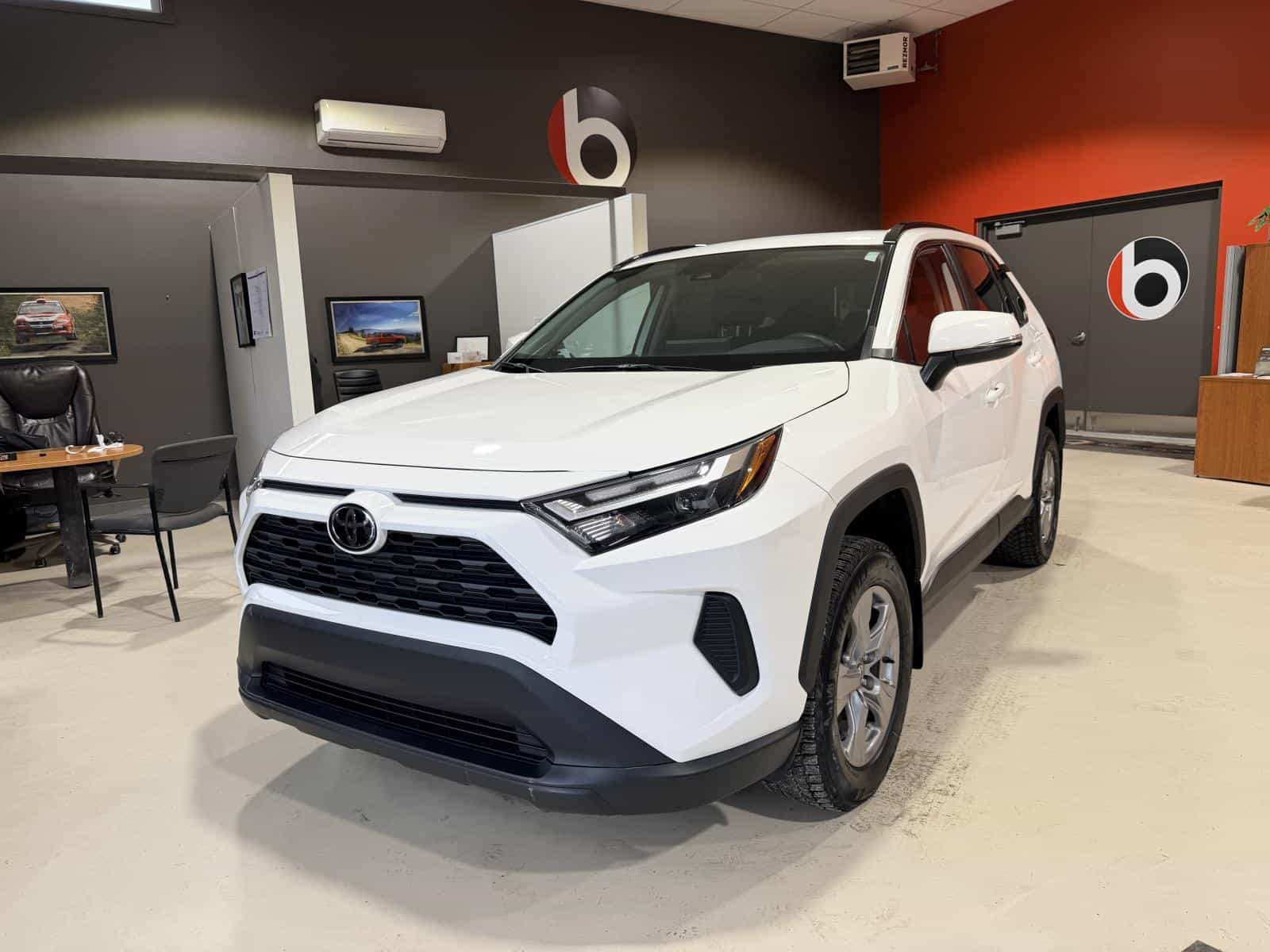 Image 1 Toyota Rav4 XLE 2022