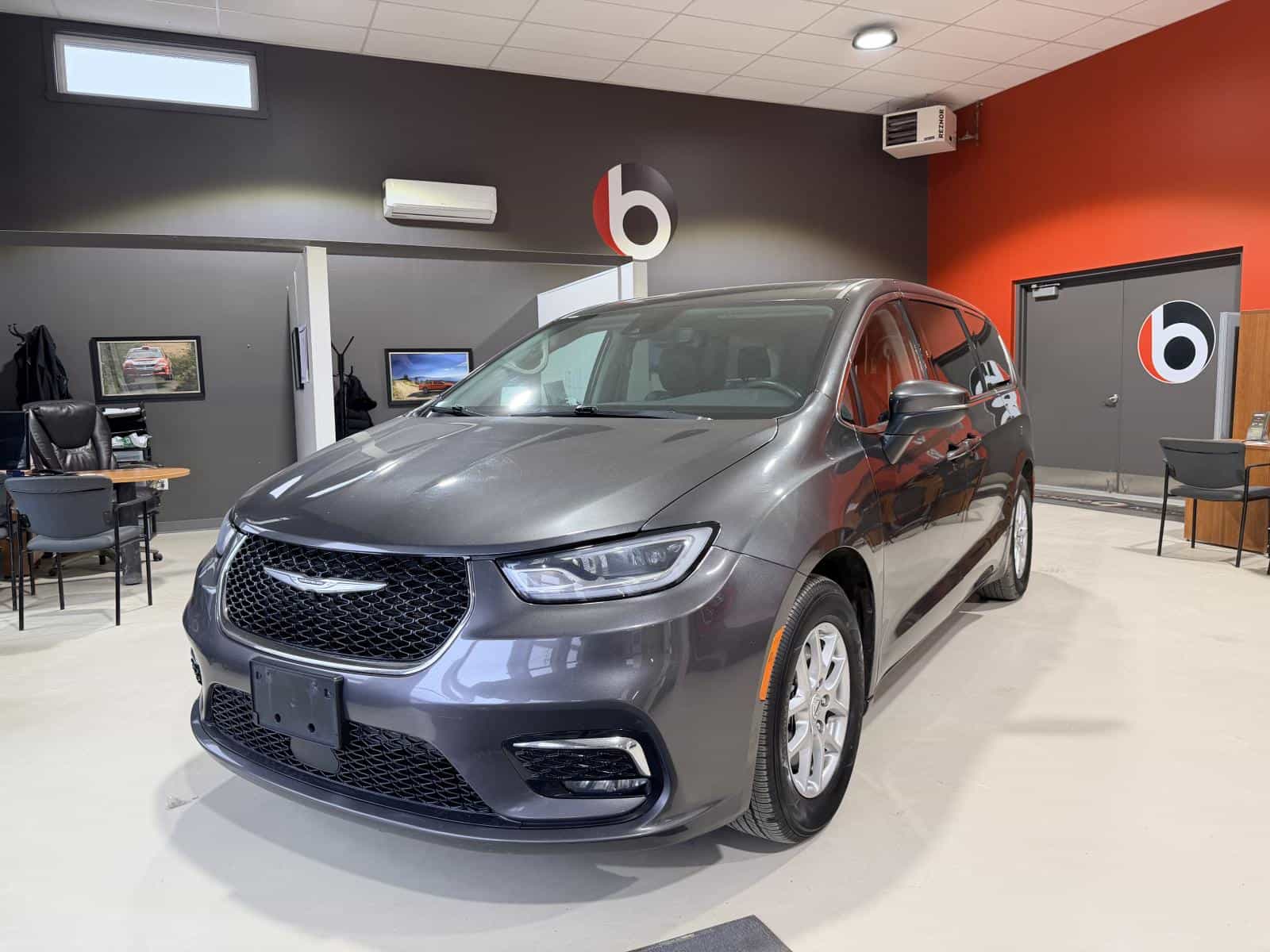 Image 1 Chrysler Pacifica Touring L 2023