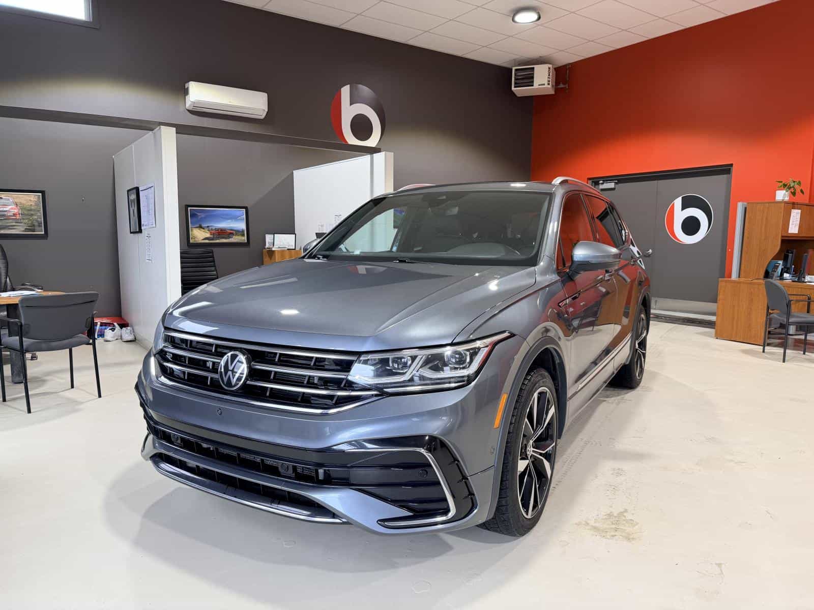 2023 Volkswagen Tiguan Highline R-Line - Image 1