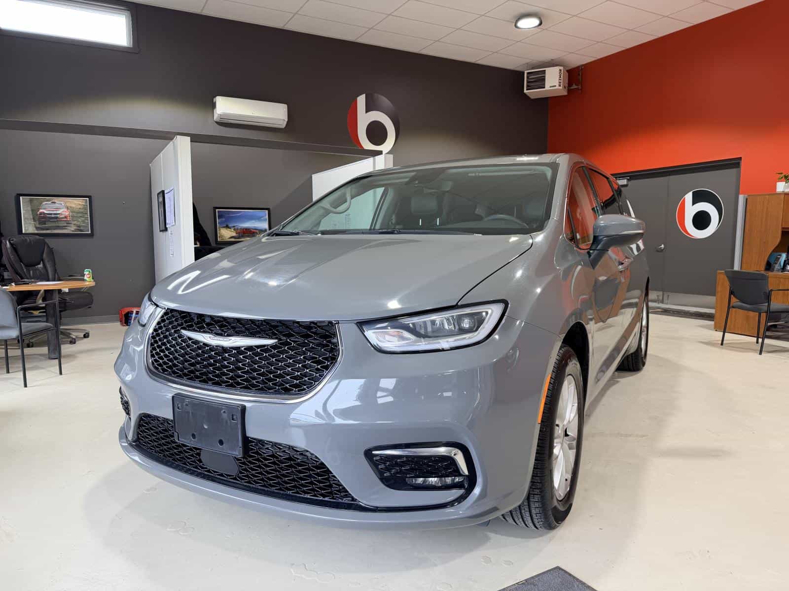 Image 1 Chrysler Pacifica Touring L 2023