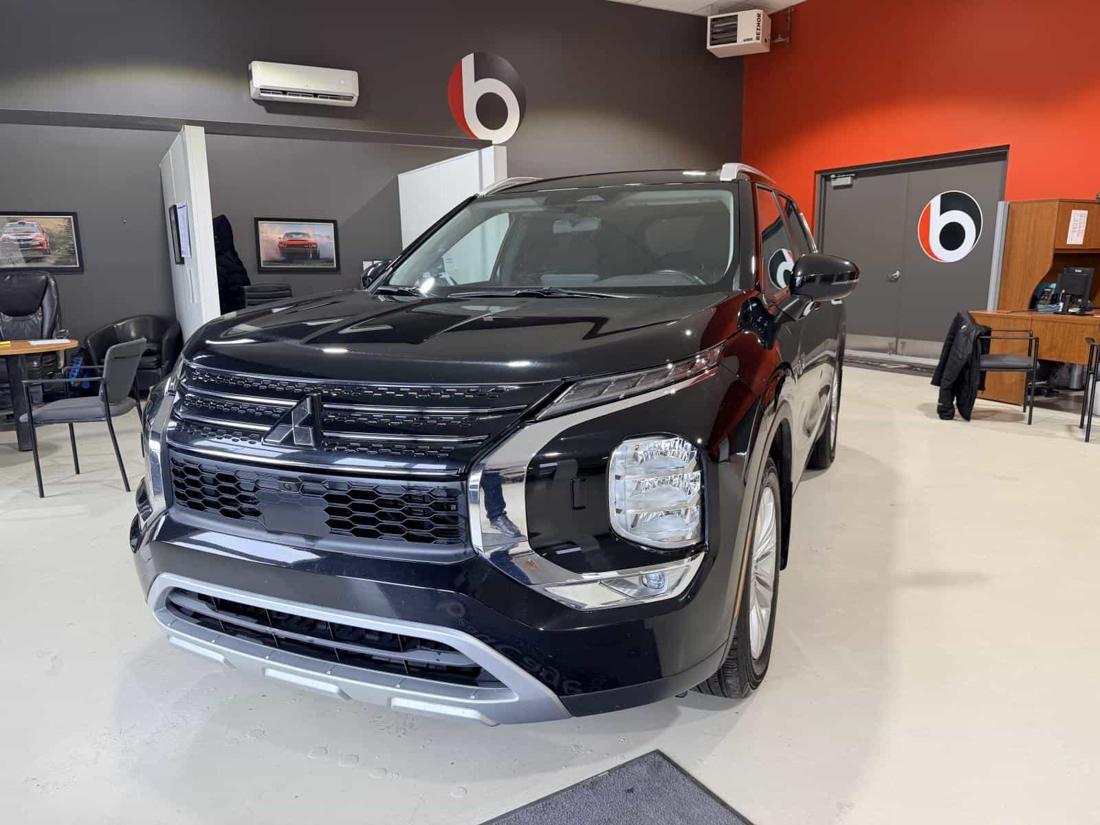 Image 1 Mitsubishi Outlander SE PHEV 2025