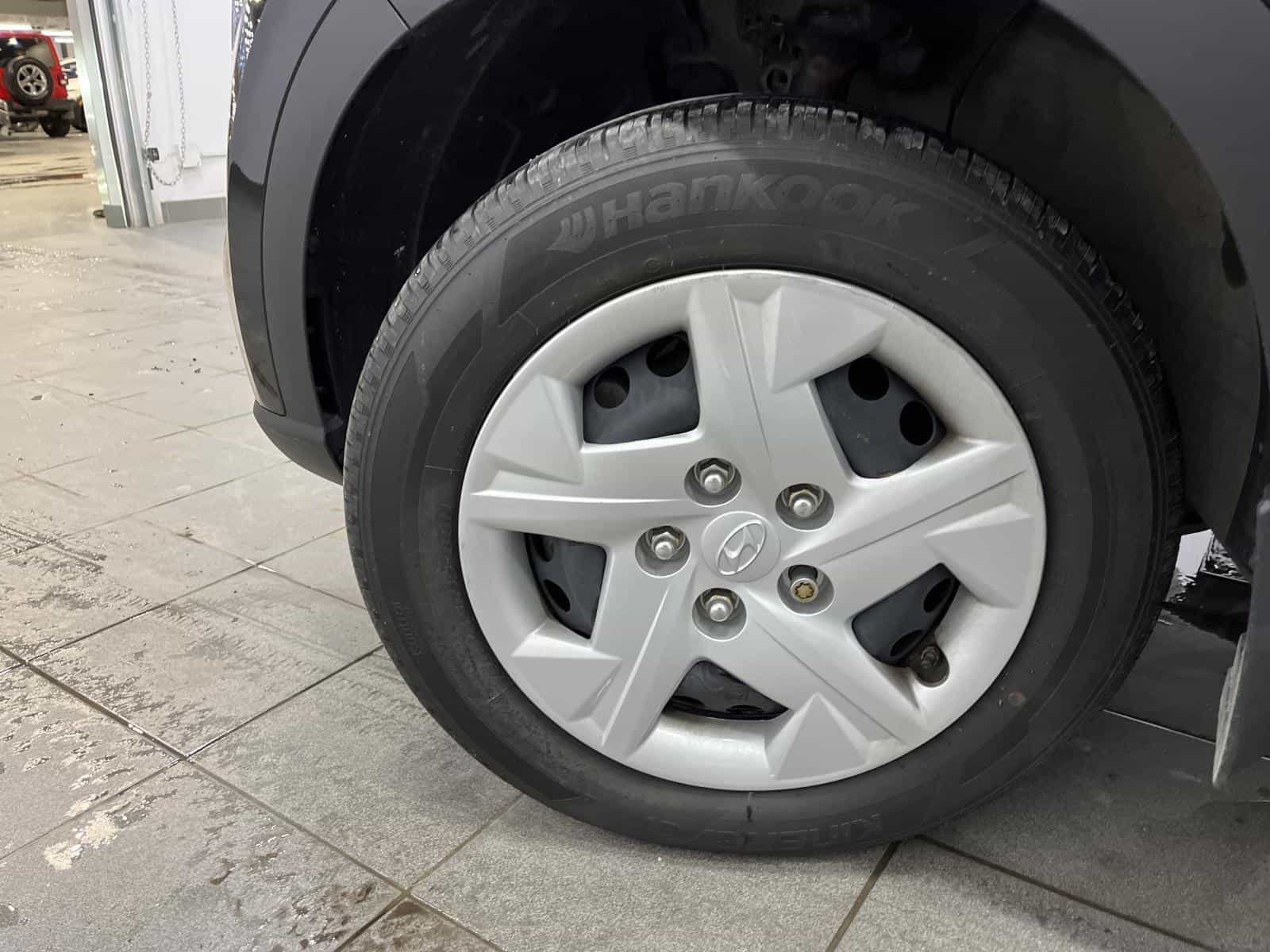 2021 Hyundai Venue Essential - Image 24