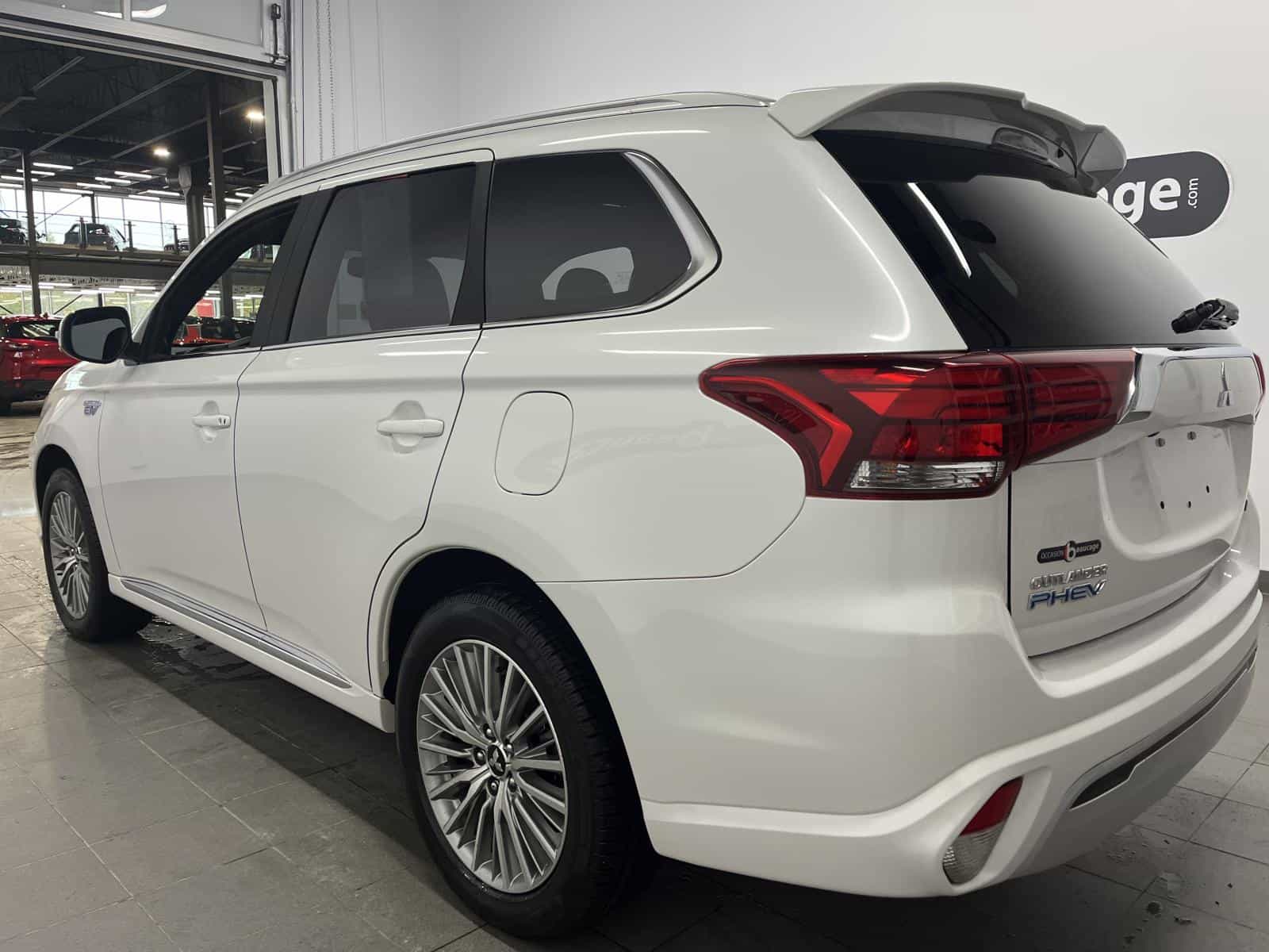 2020 Mitsubishi Outlander PHEV - Image 2