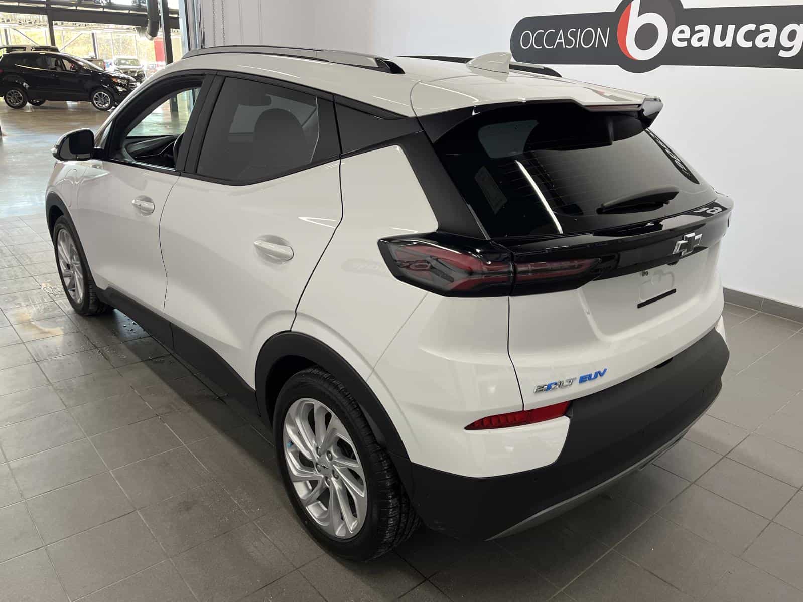 2022 Chevrolet Bolt EUV LT - Image 3