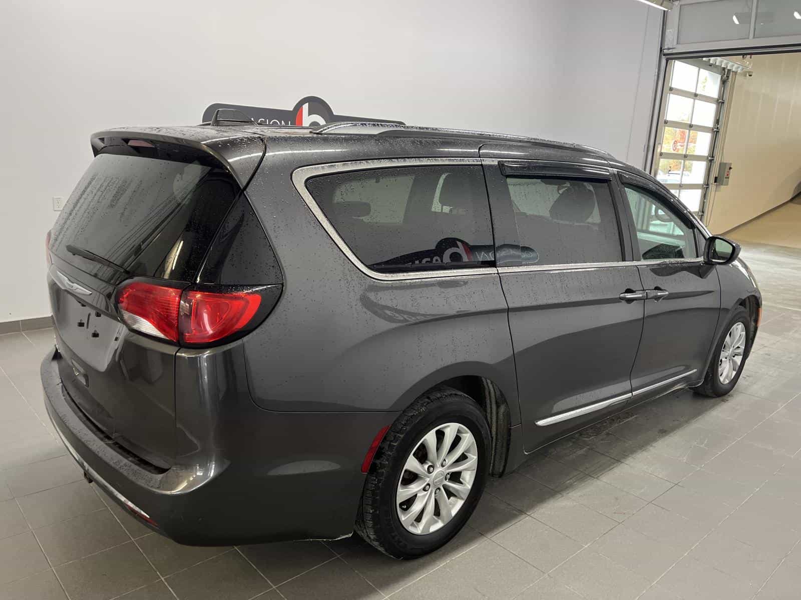 2018 Chrysler Pacifica Touring L - Image 5