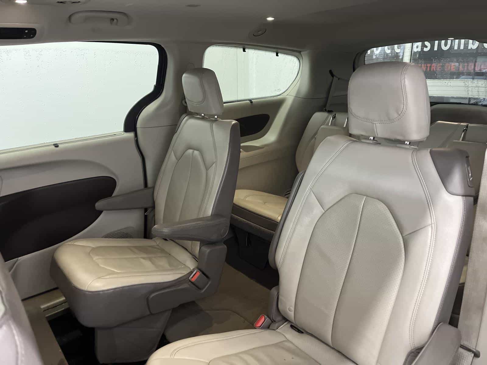 2018 Chrysler Pacifica Touring L - Image 10