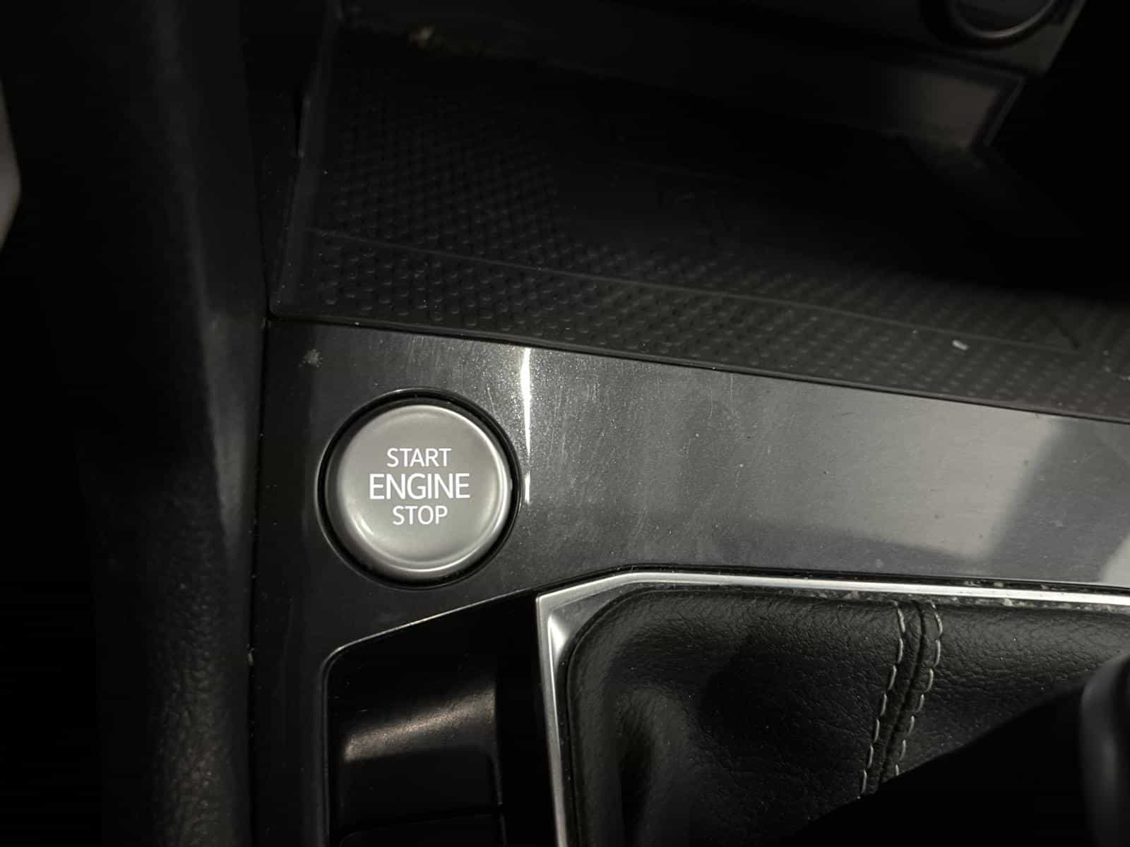 2022 Volkswagen Tiguan Highline R-Line - Image 12