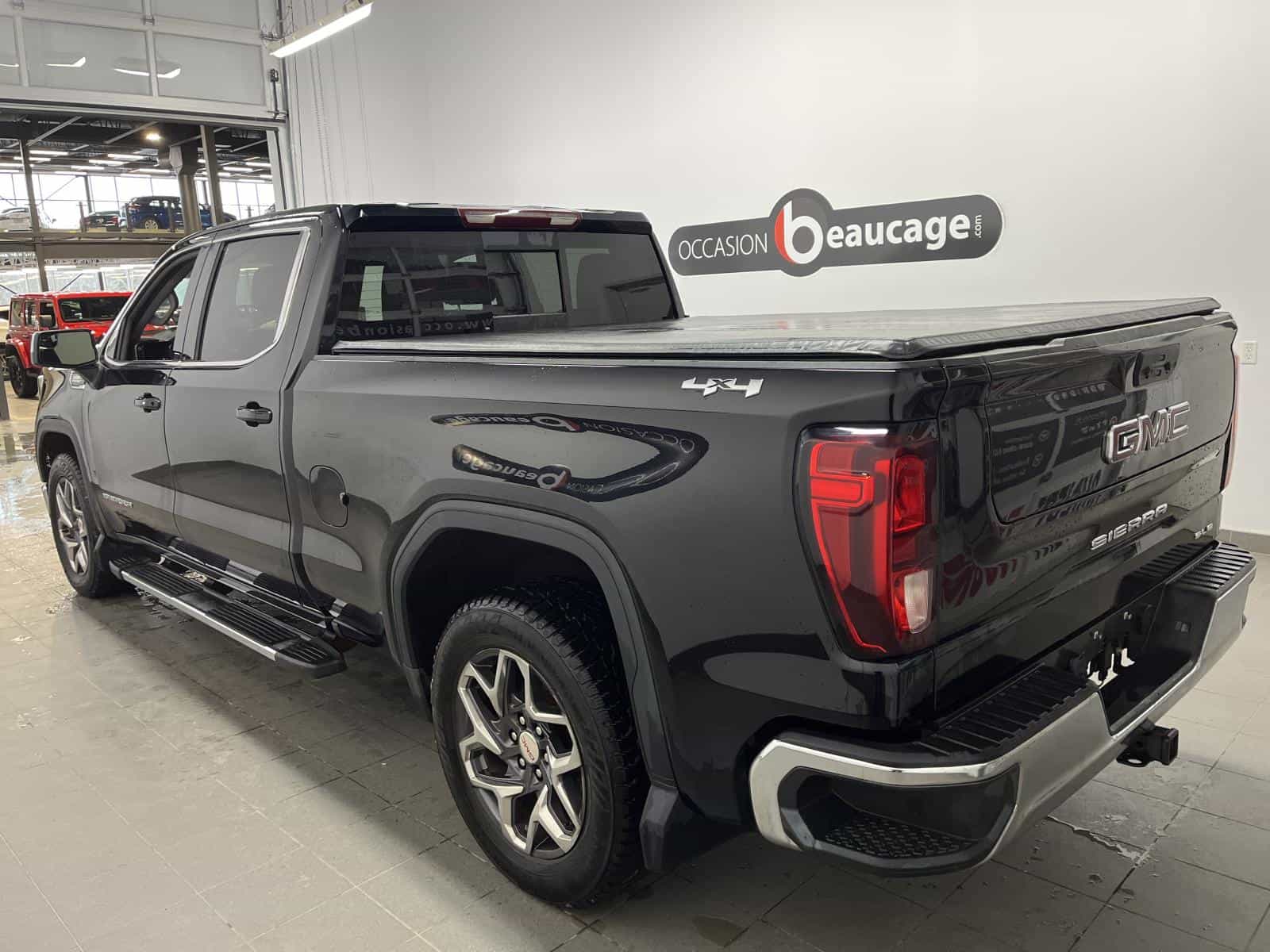 2024 GMC Sierra 1500 SLE - Image 3