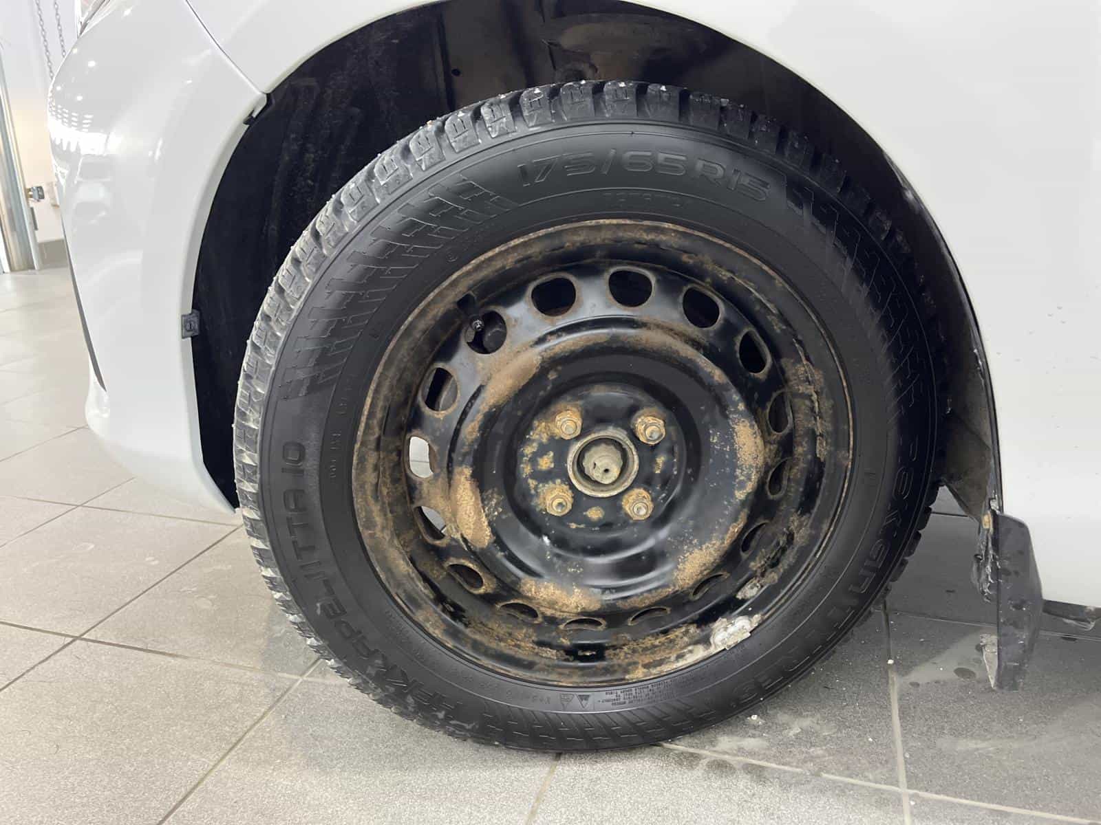 Image 20 Toyota Yaris LE 2019