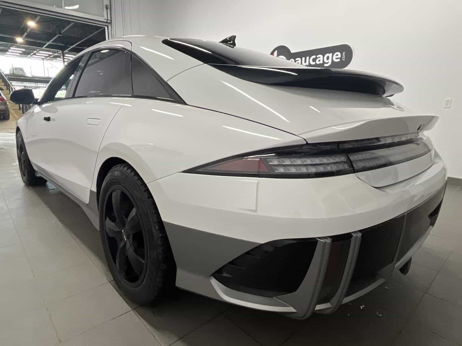 2023 Hyundai Ioniq 6 Preferred Ultimate - Image 3