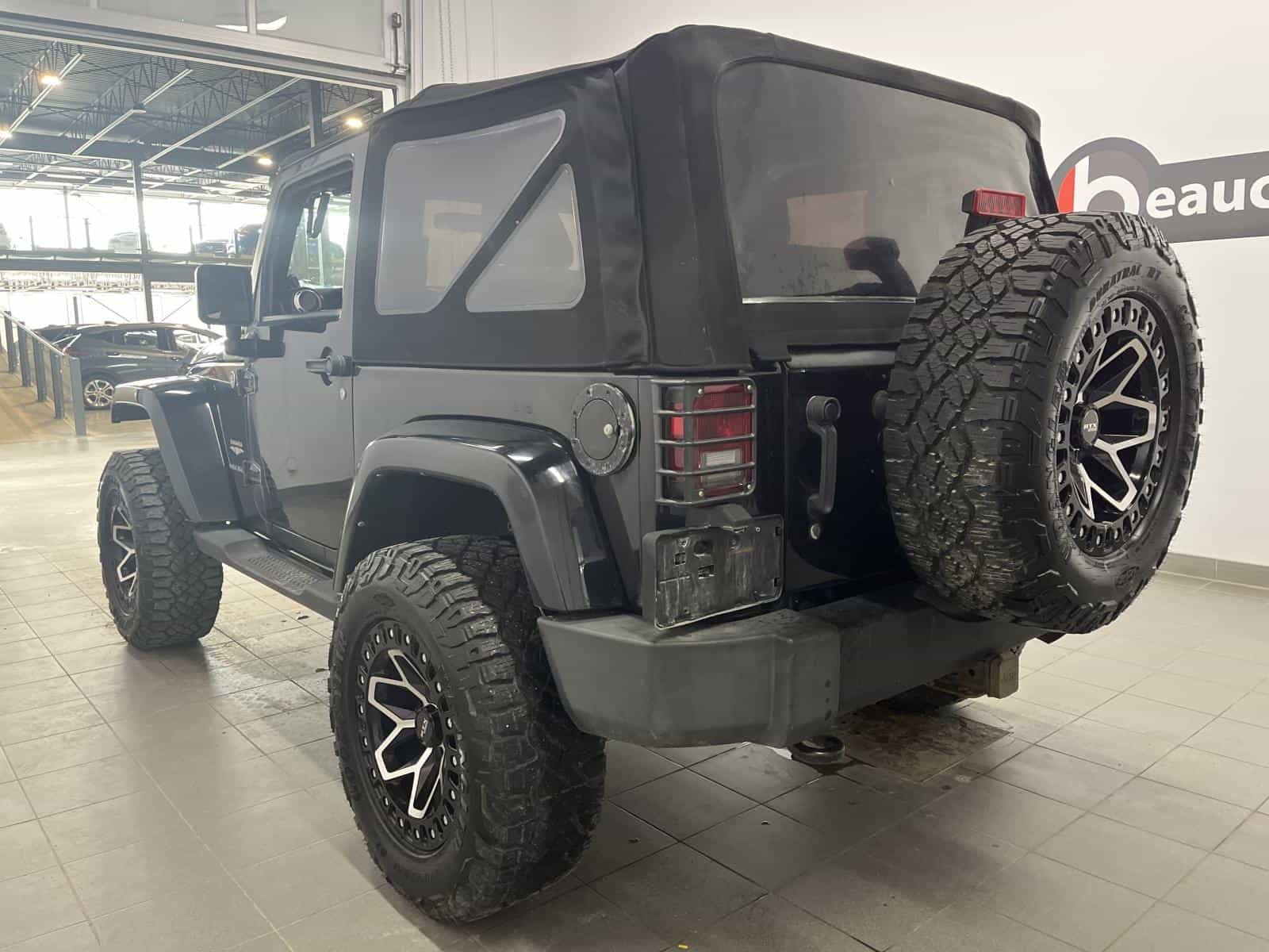Image 3 Jeep Wrangler Sahara 2011