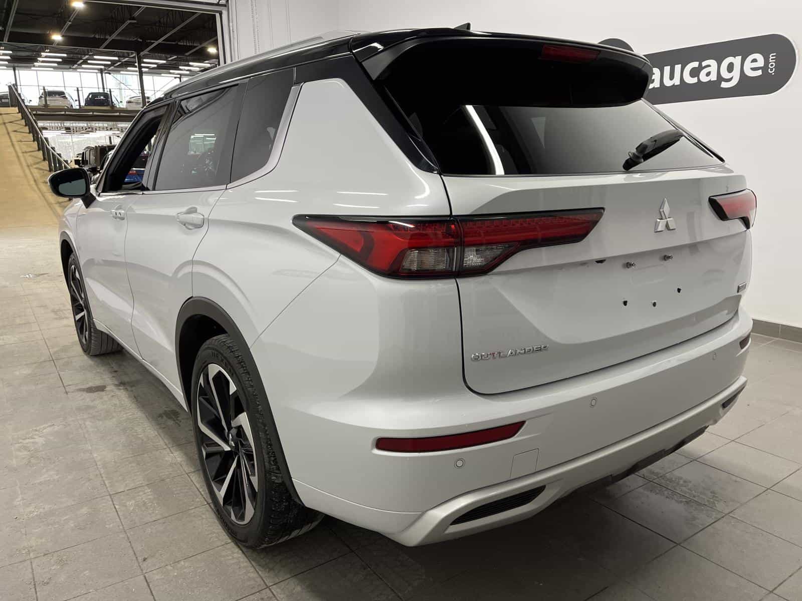 2023 Mitsubishi Outlander GT - Image 3