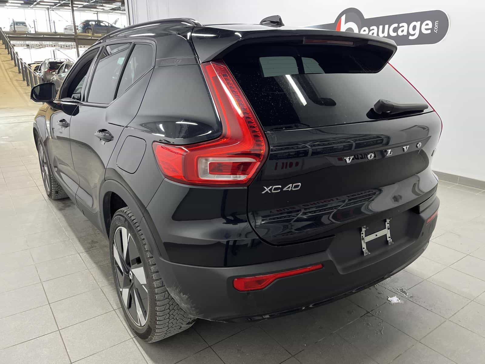 2024 Volvo XC40 Recharge TWIN Core - Image 3