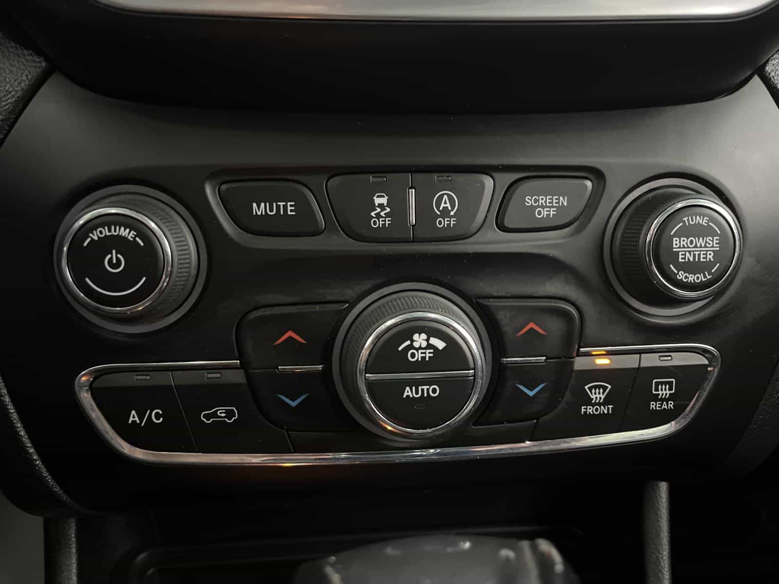 2022 Jeep Cherokee Trailhawk - Image 19