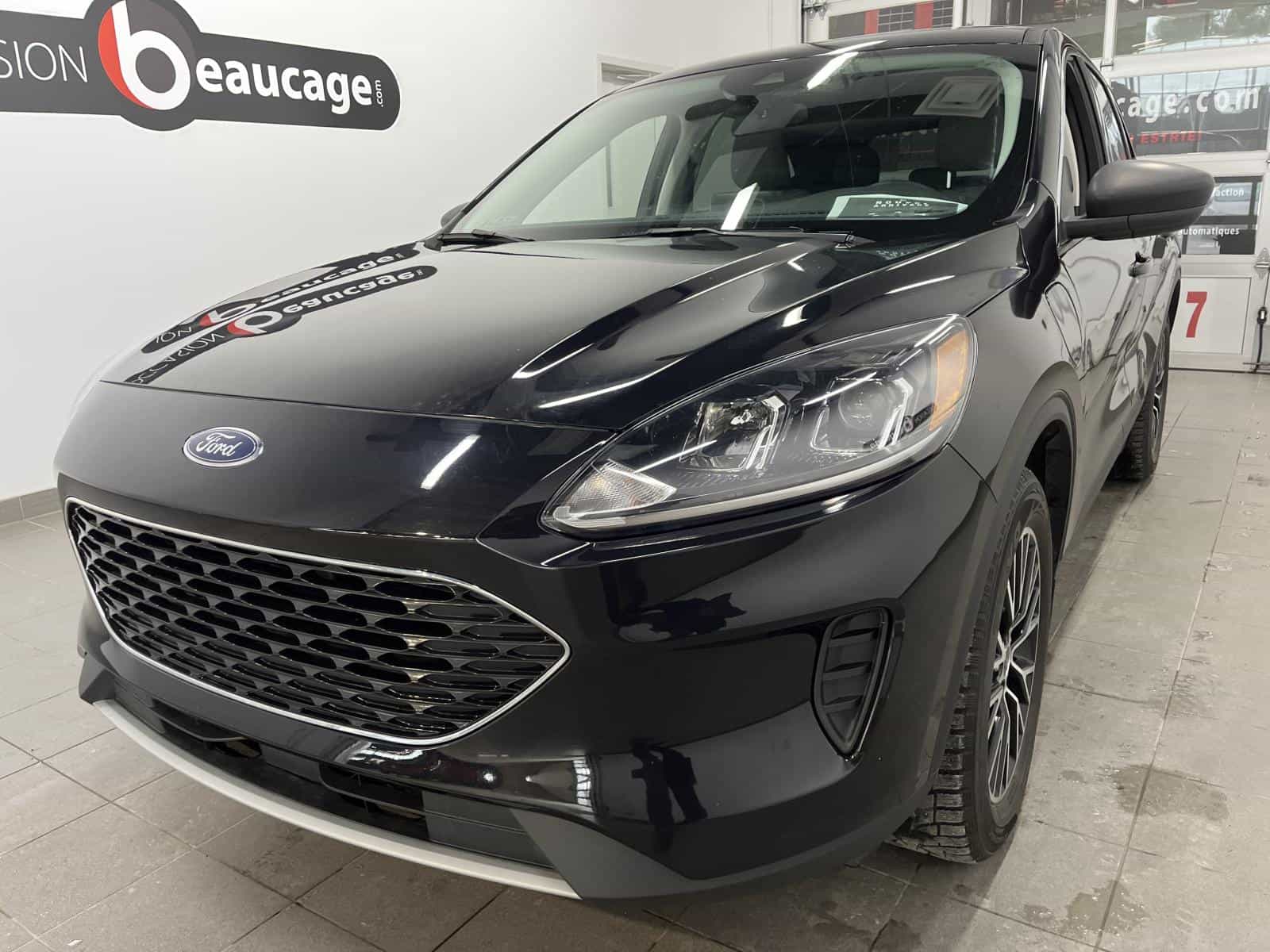 2022 Ford Escape SE PHEV - Image 1