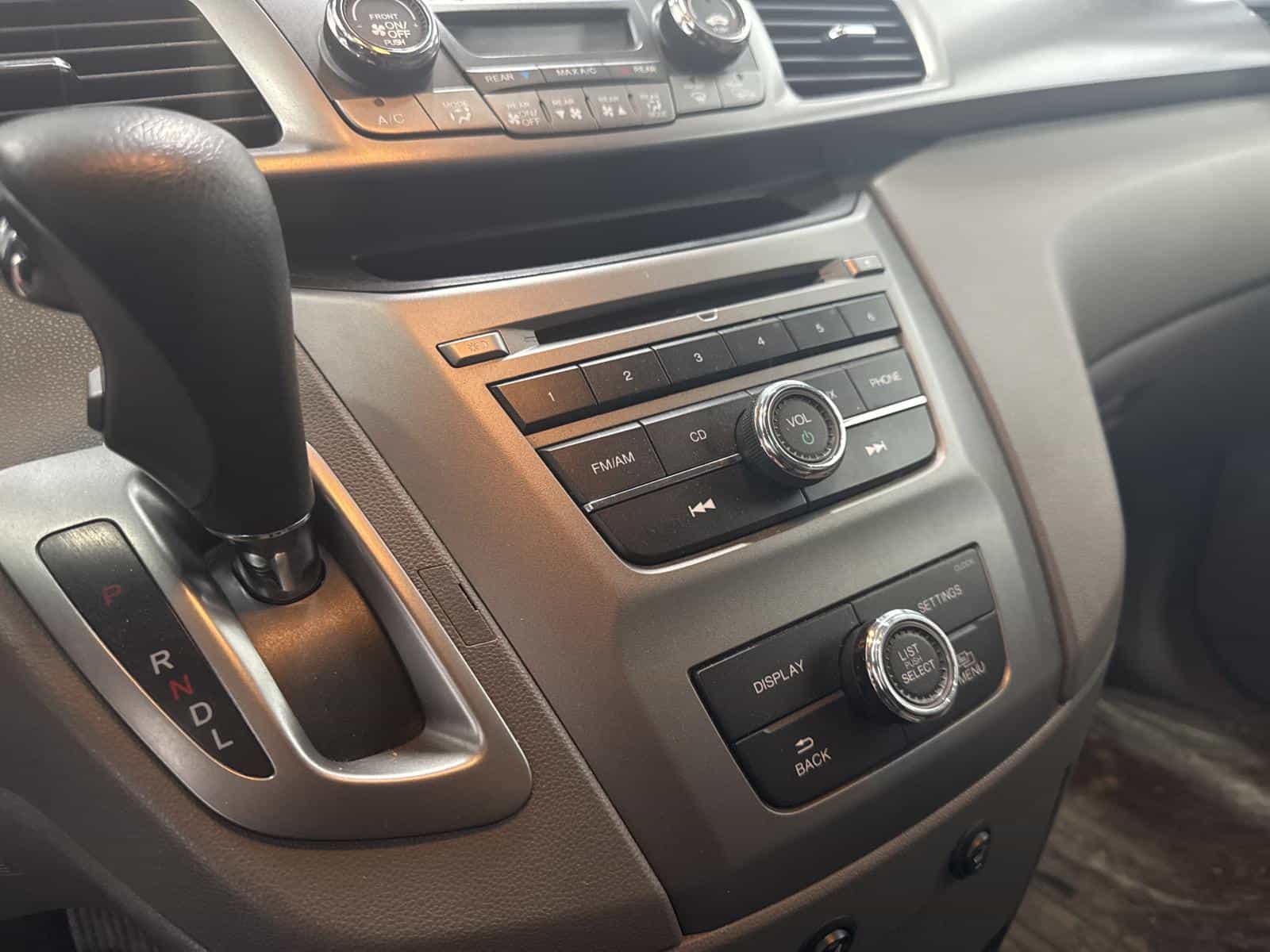 2015 Honda Odyssey SE - Image 11